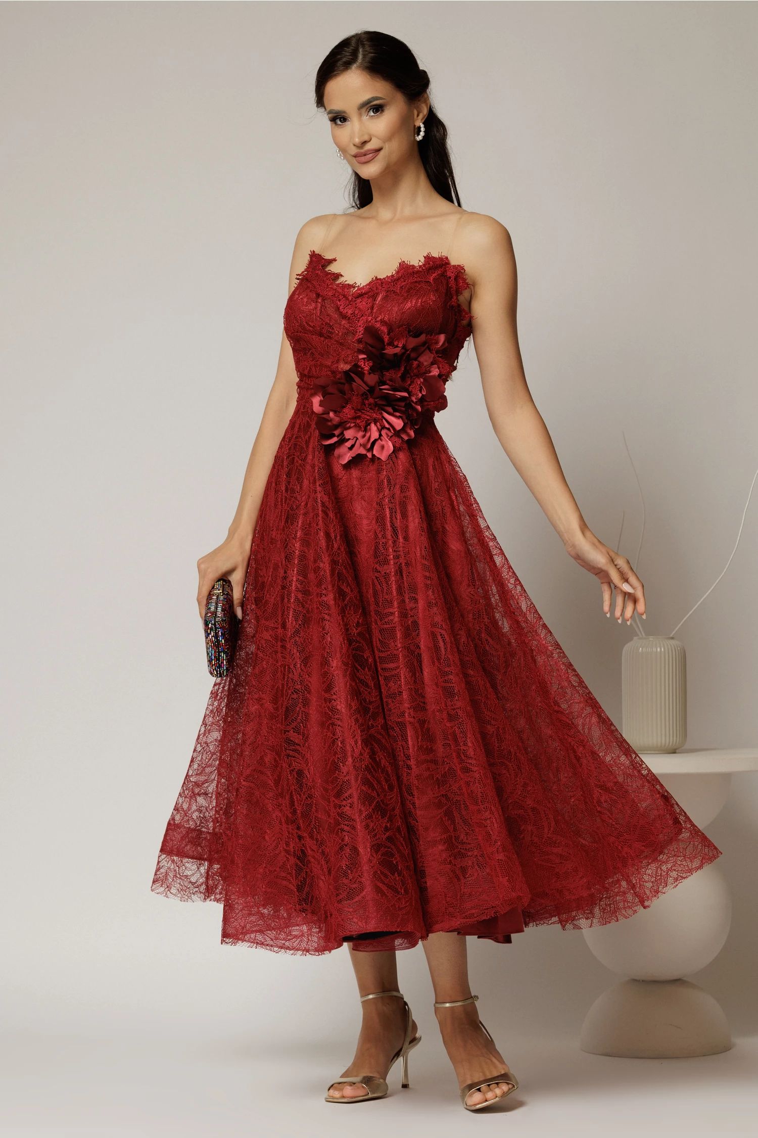 Rochie midi bordo de ocazie din dantela cu brose detasabile in talie