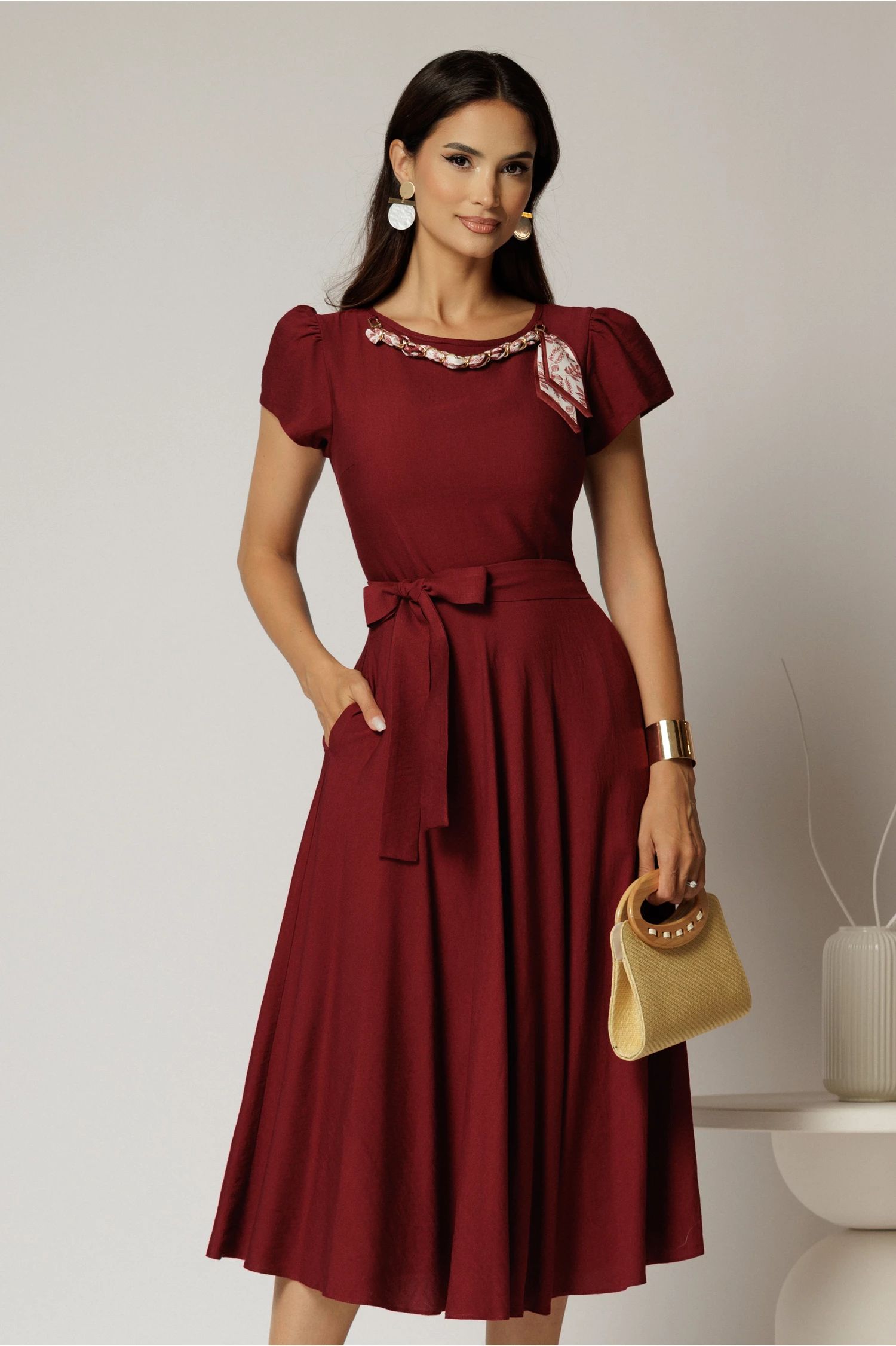 Rochie midi bordo din rayon cu lantisor cu esarfa la decolteu