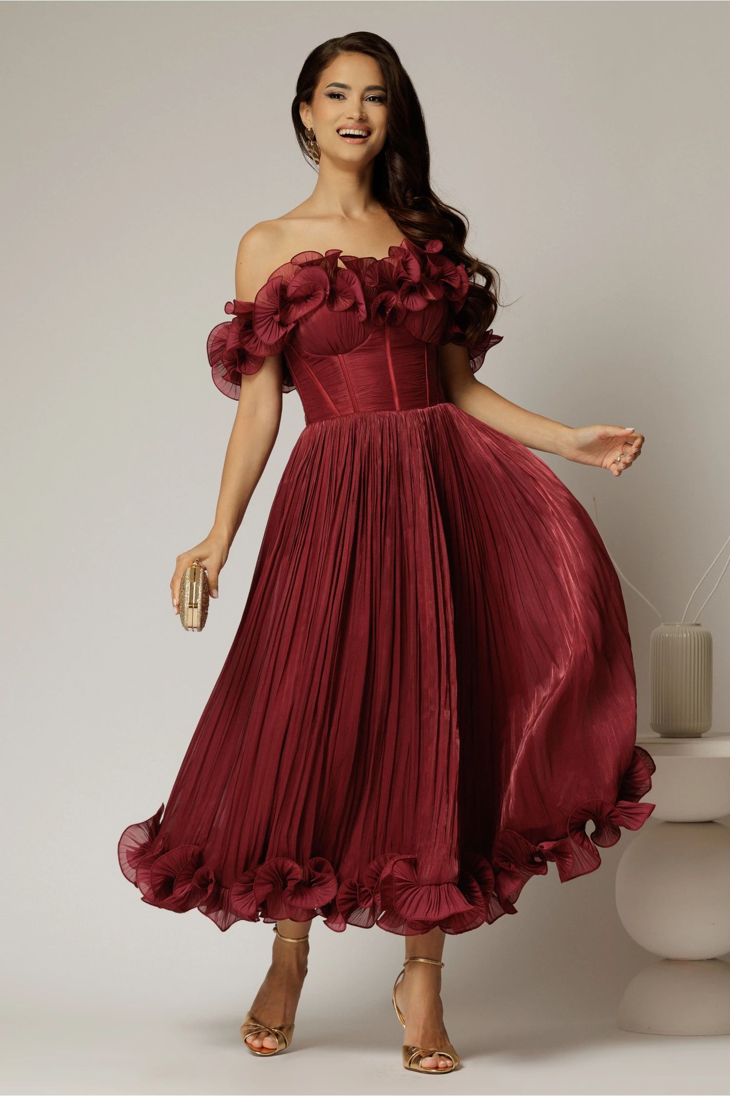 Rochie midi bordo in clos din voal satinat cu volanase la bust si la baza