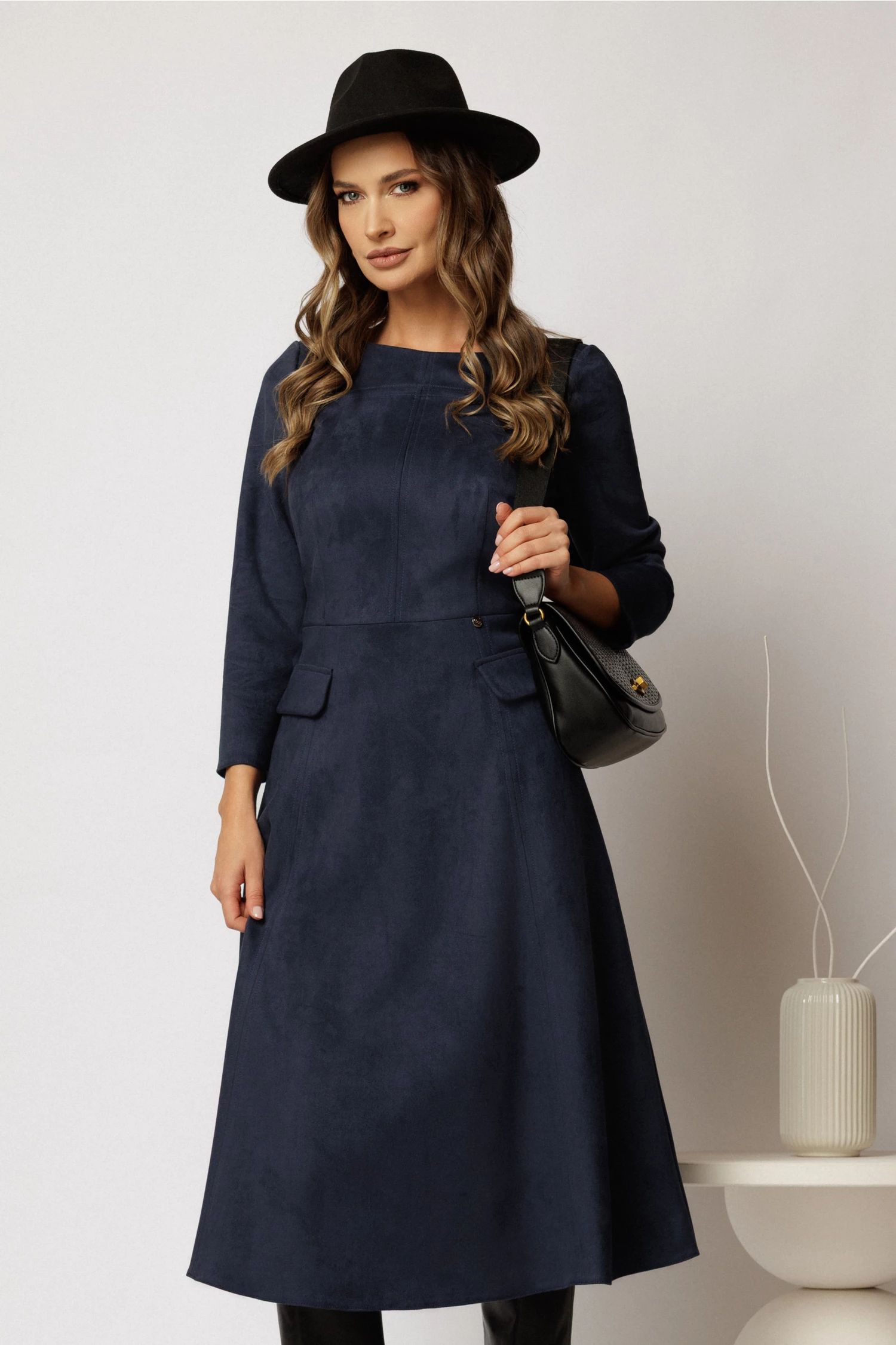 Rochie midi clos bleumarin din piele intoarsa cu decolteu rotund