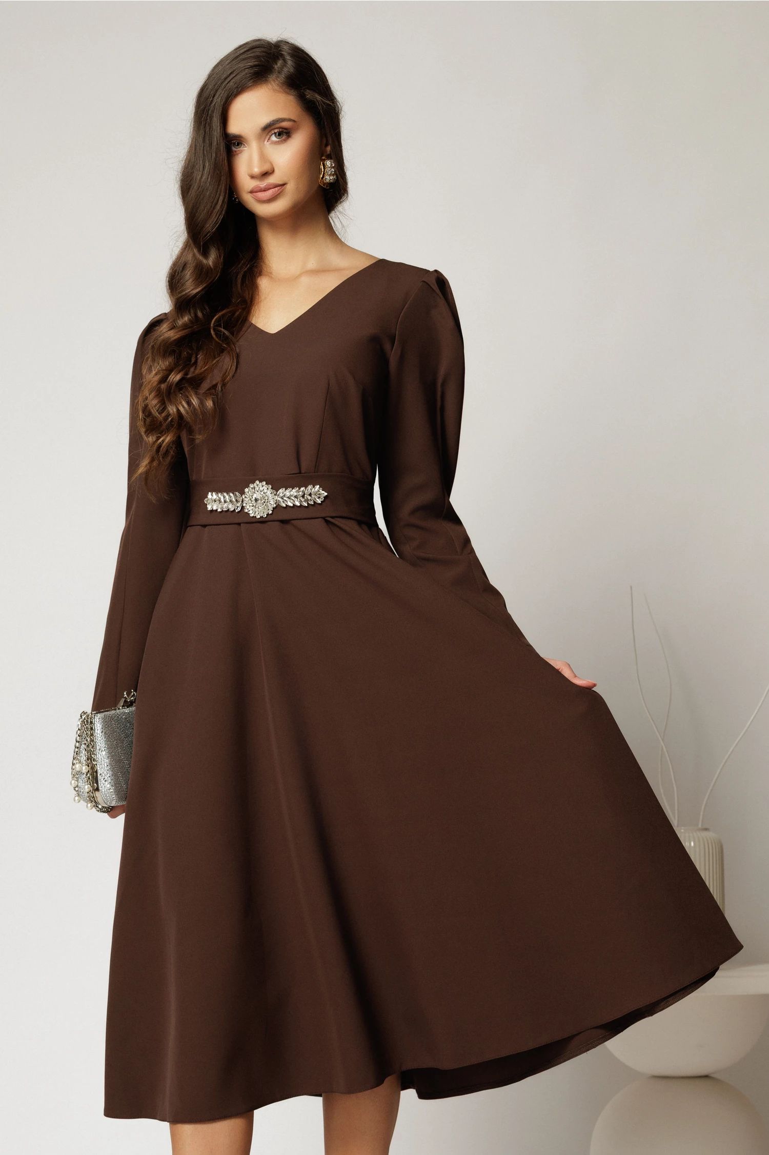 Rochie midi clos maro cu cordon detasabil cu aplicatii