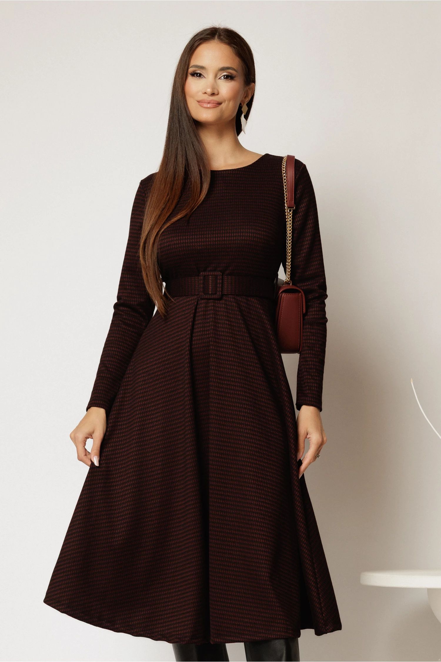 Rochie midi de zi din tricot in carouri bordo