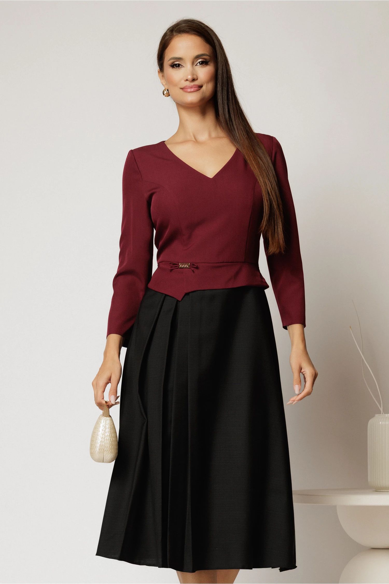 Rochie midi de zi neagra cu bust bordo cu adaos de lana si viscoza