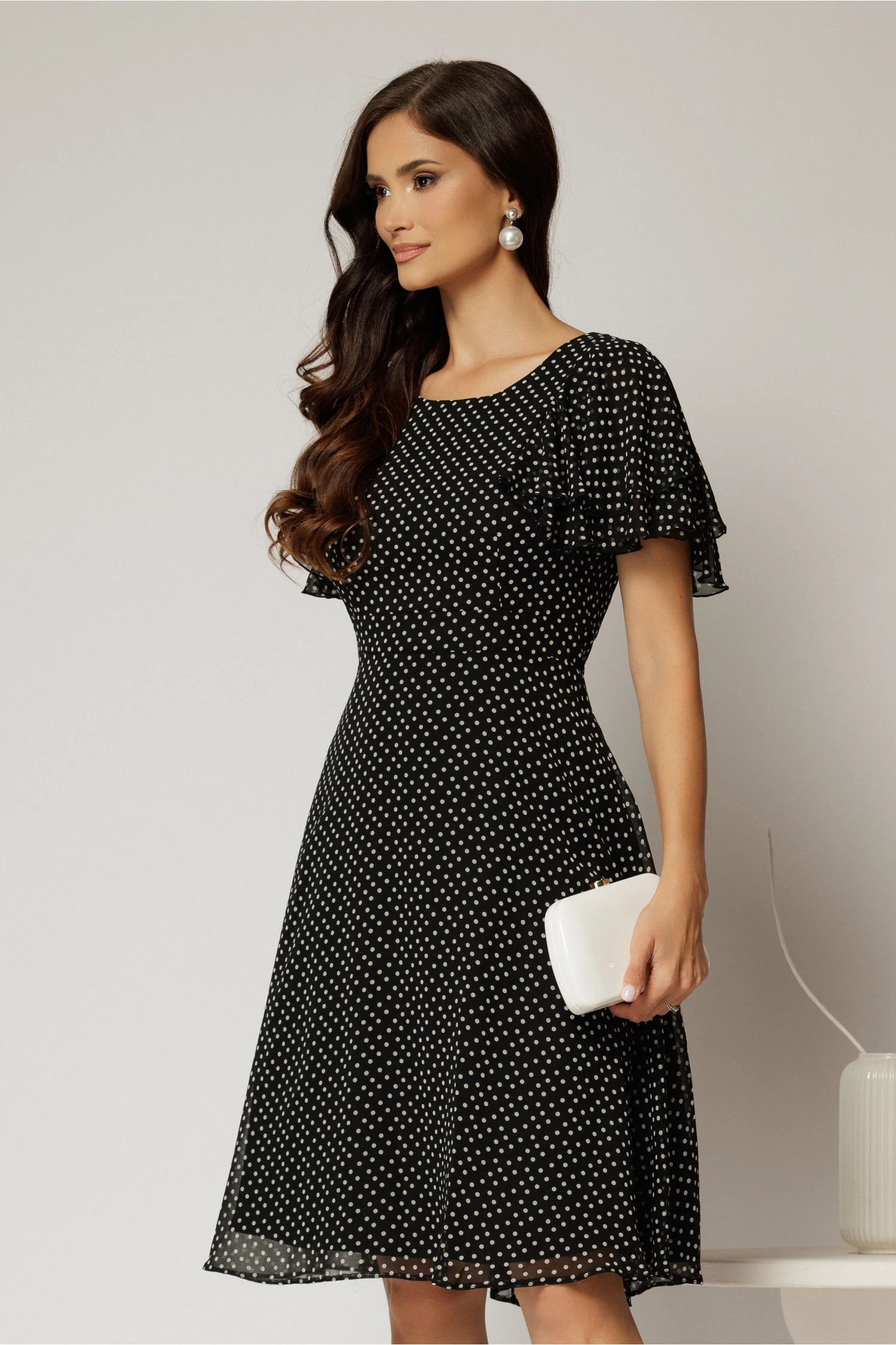 Rochie midi din voal neagra cu buline si volanase la maneci
