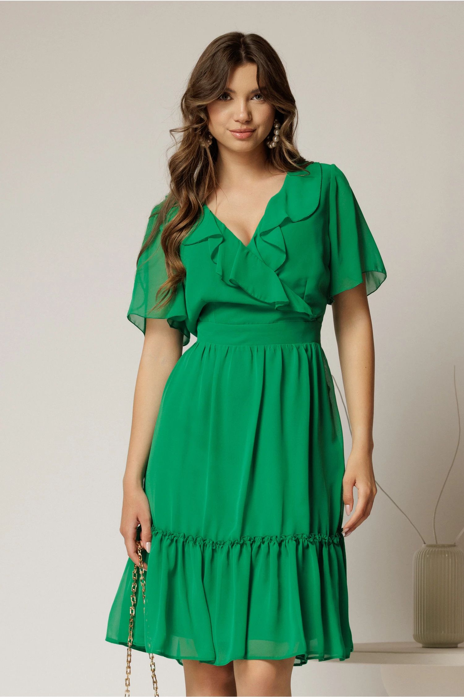Rochie midi din voal verde cu decolteu petrecut cu volanase si maneci scurte