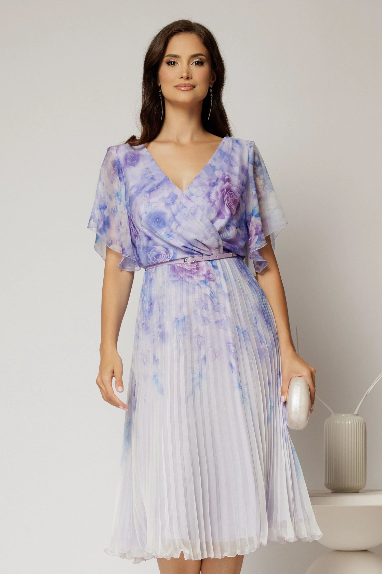 Rochie midi eleganta cu imprimeuri lila cu fusta clos plisata