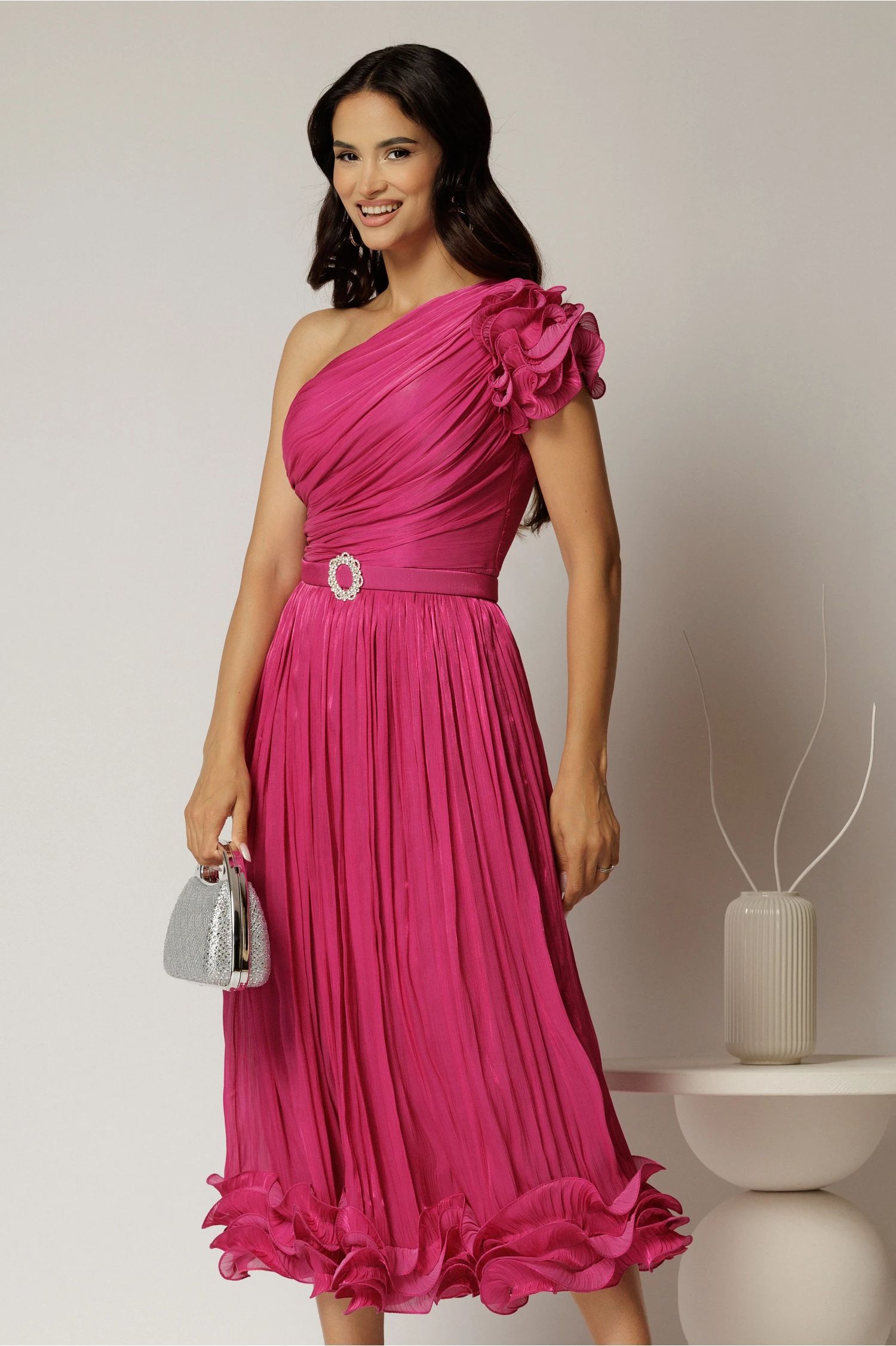 Rochie midi fucsia din voal peliculizat cu volanase pe fusta