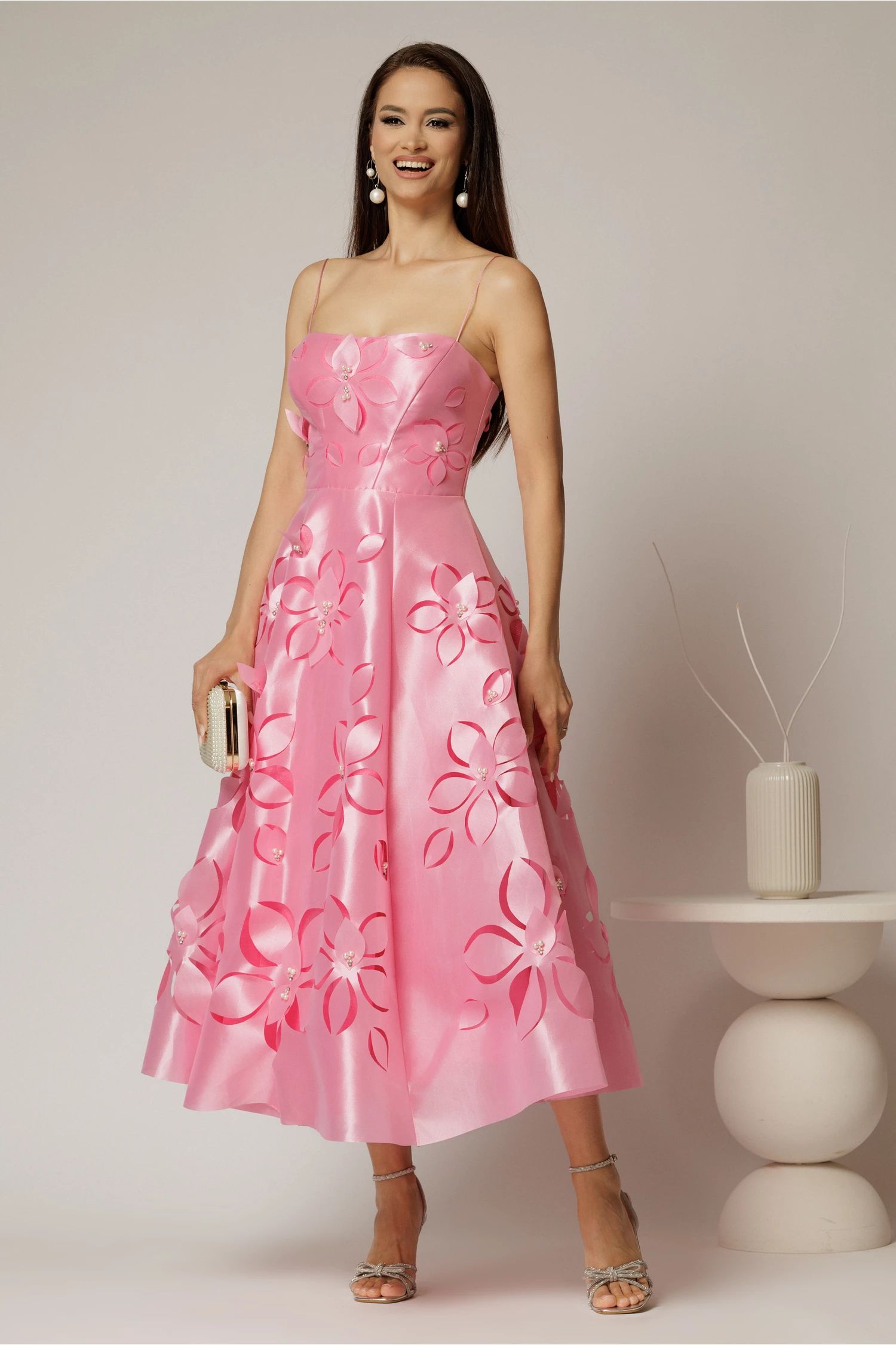 Rochie midi fucsia de ocazie cu decupaje florale si perle