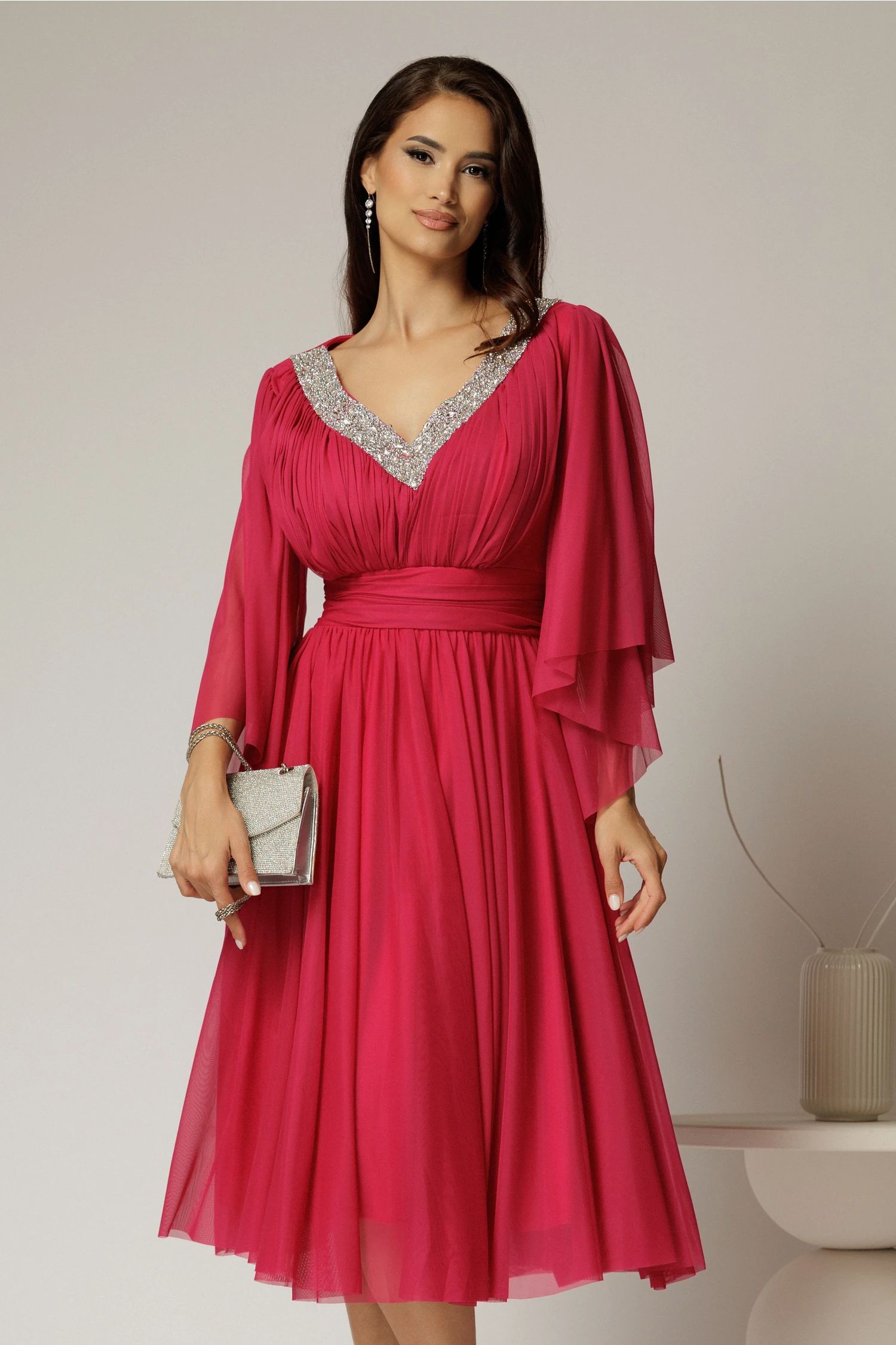 Rochie midi fucsia din tull cu decolteu in V si strassuri aplicate pe linia decolteului