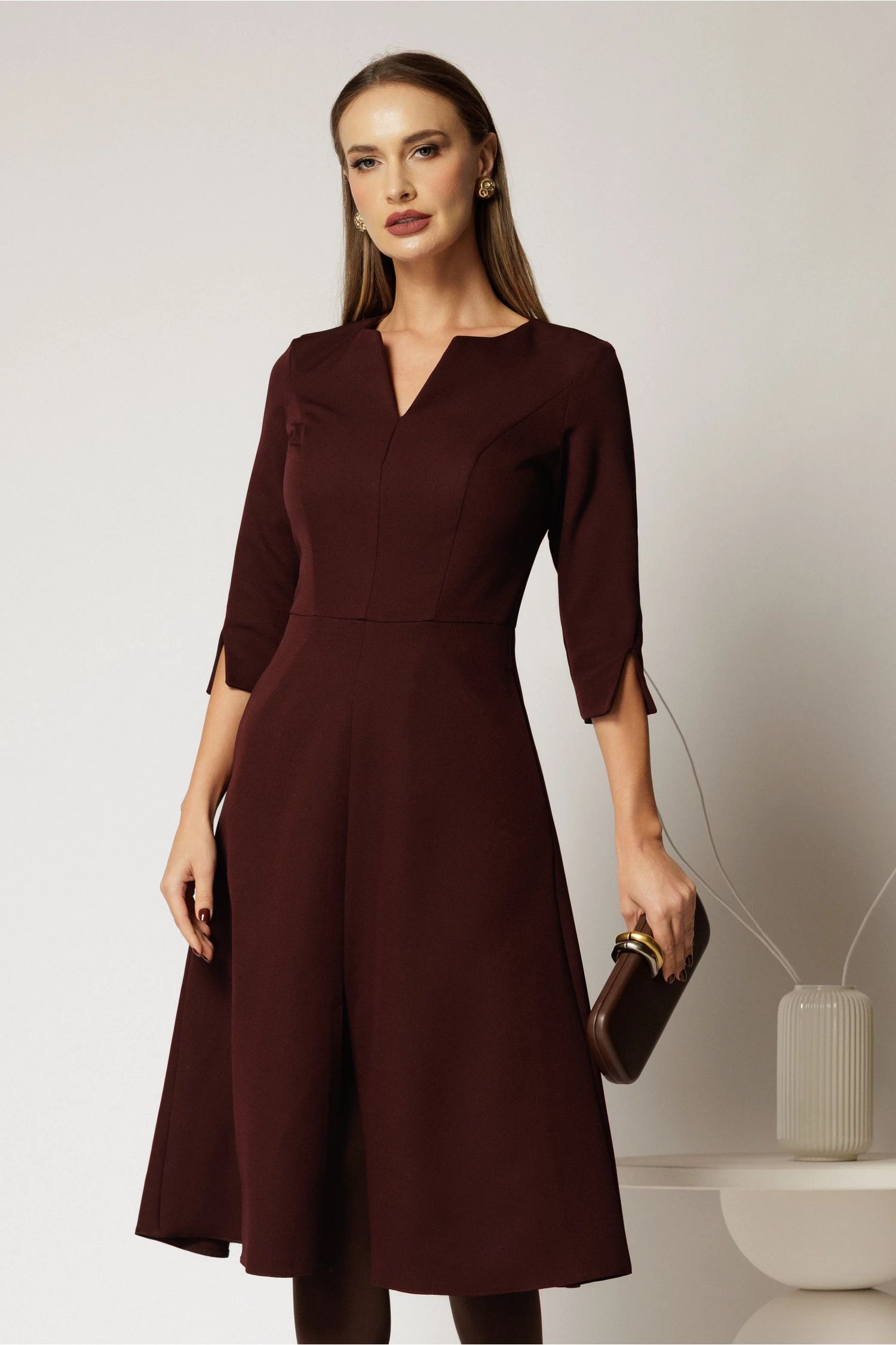 Rochie midi grena de zi cu decolteu V si croi clos