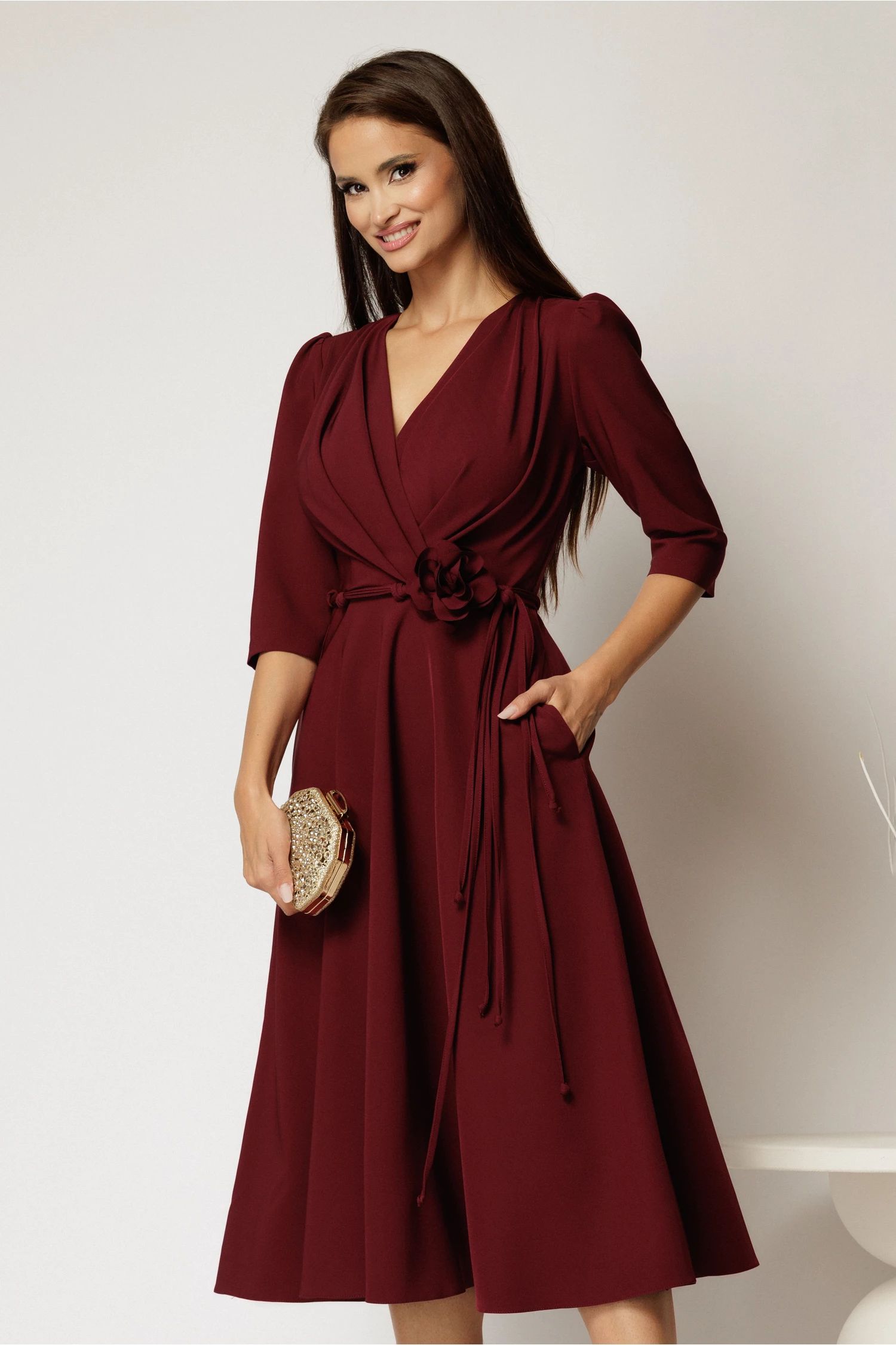 Rochie Midi Grena Din Stofa In Clos Cu Floare In Talie