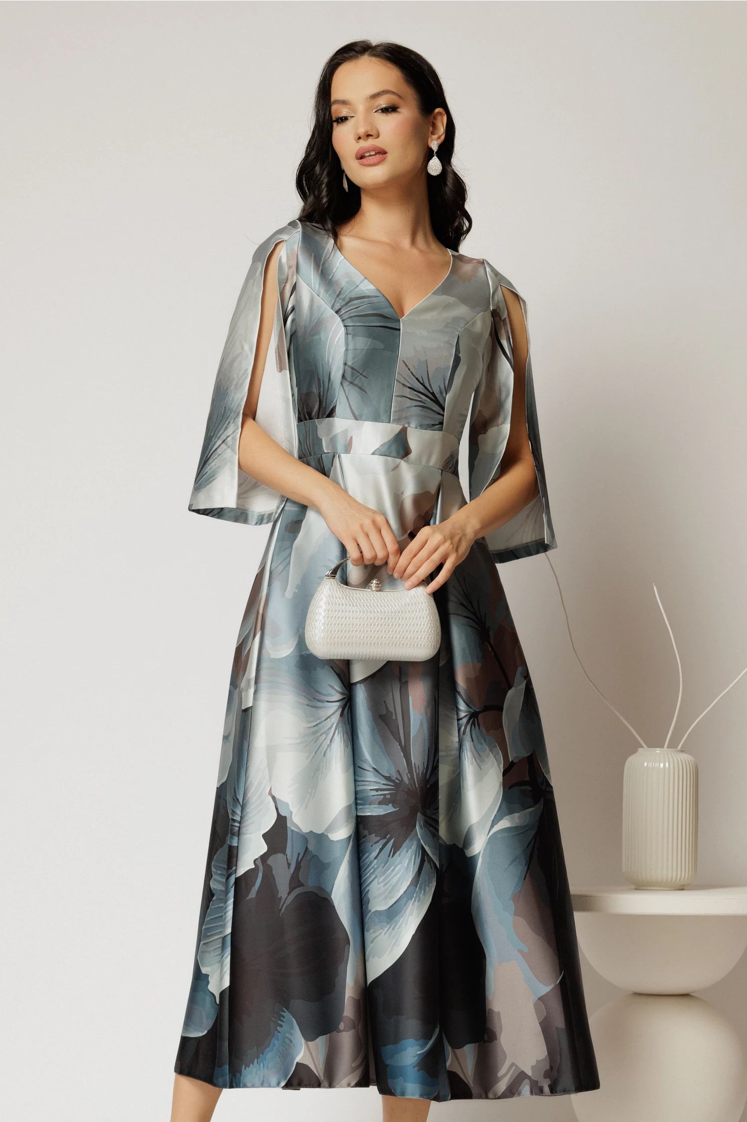 Rochie midi gri satinata cu imprimeu floral bleu