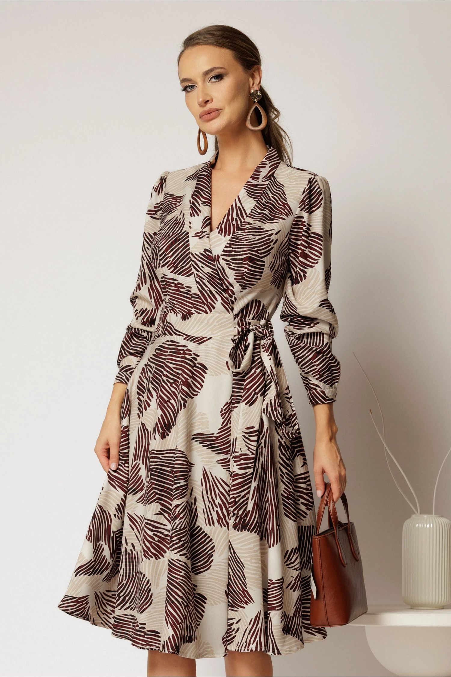 Rochie midi imprimeu abstract bordo cu aspect petrecut si cordon in talie