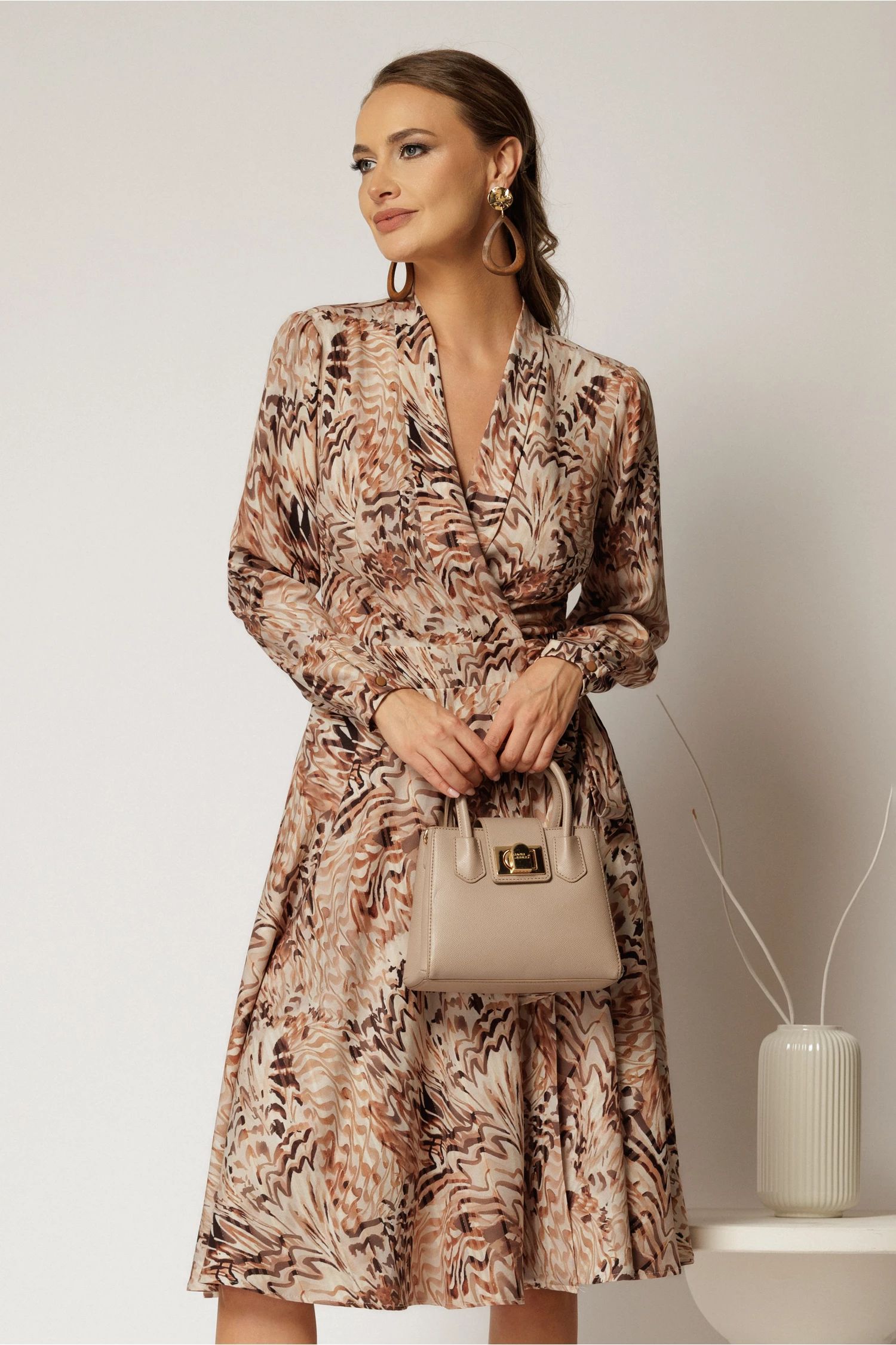 Rochie midi imprimeu maro cu aspect petrecut si cordon in talie