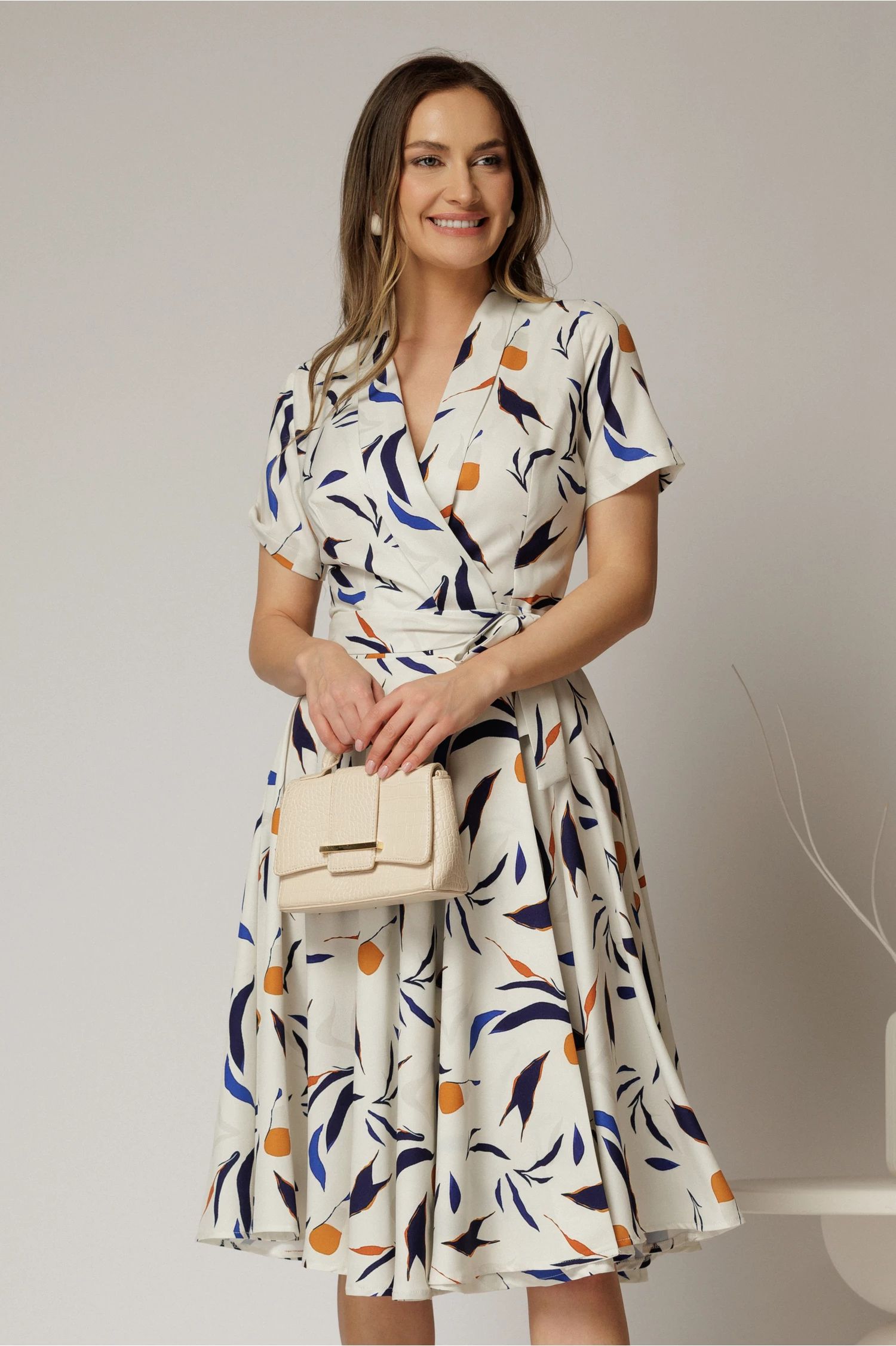 Rochie midi ivoar cu imprimeu cu aspect petrecut si cordon in talie