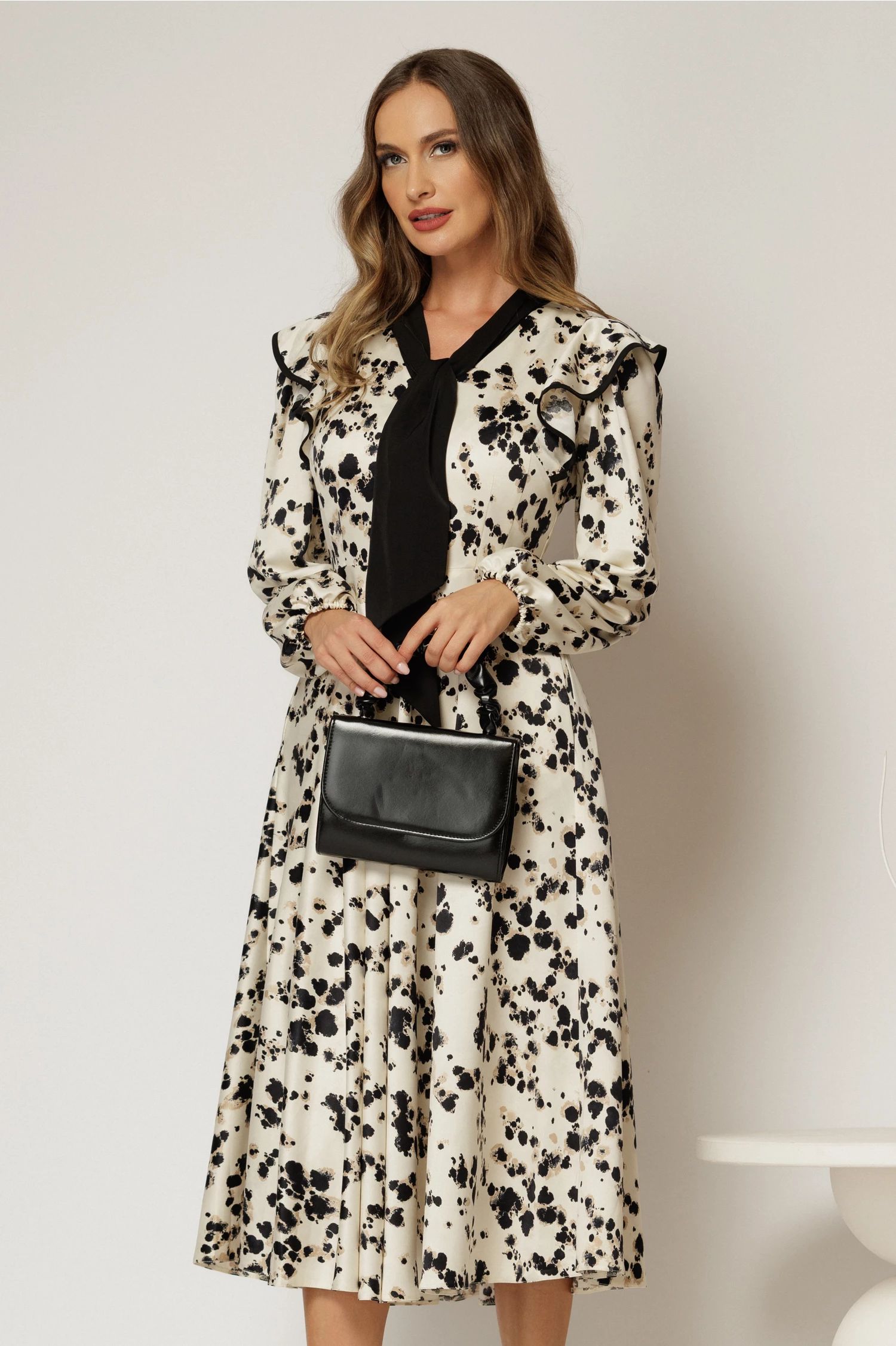 Rochie midi ivoire cu imprimeuri bej negru si guler tip esarfa