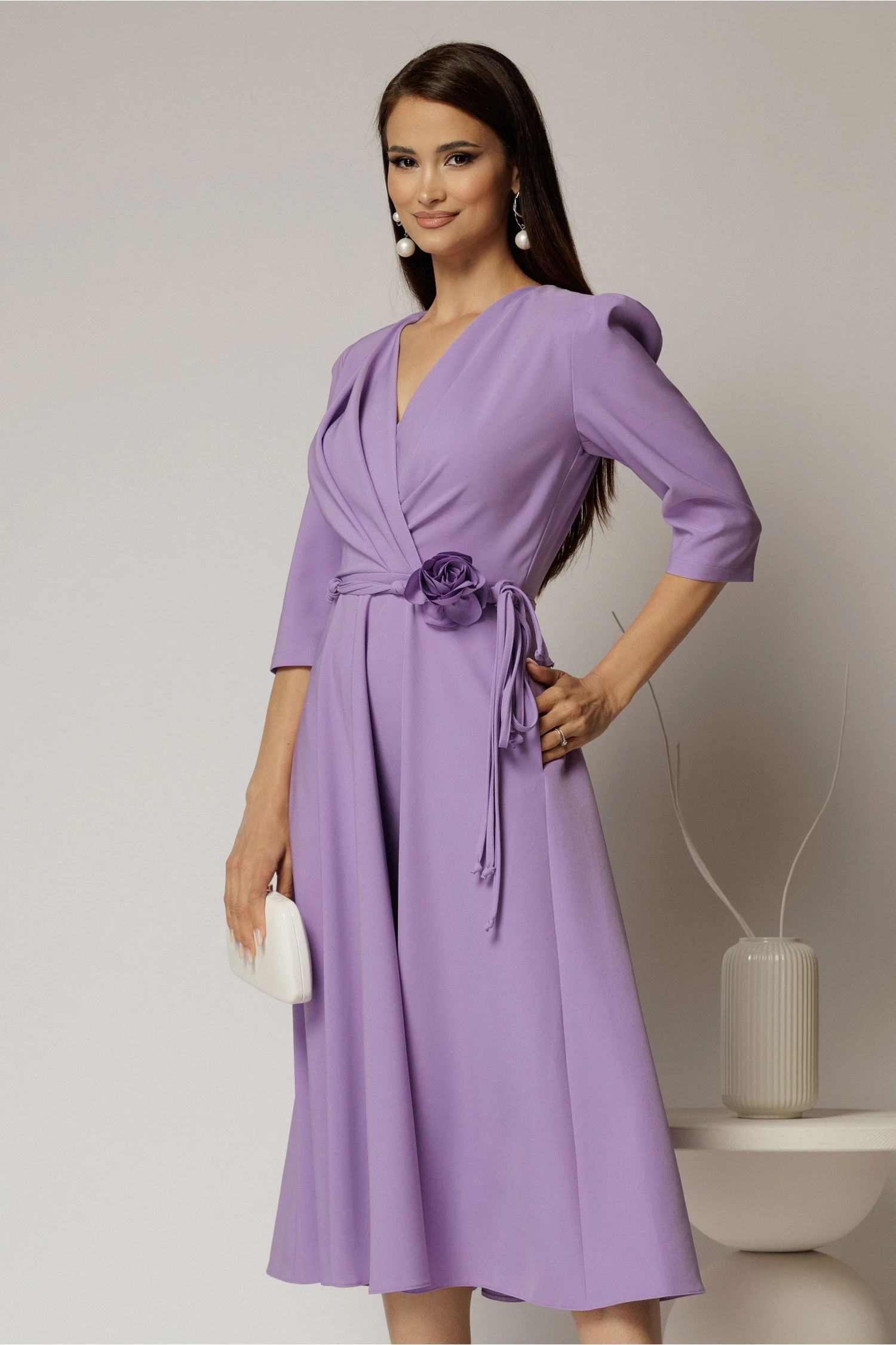 Rochie midi lila din stofa in clos cu floare in talie