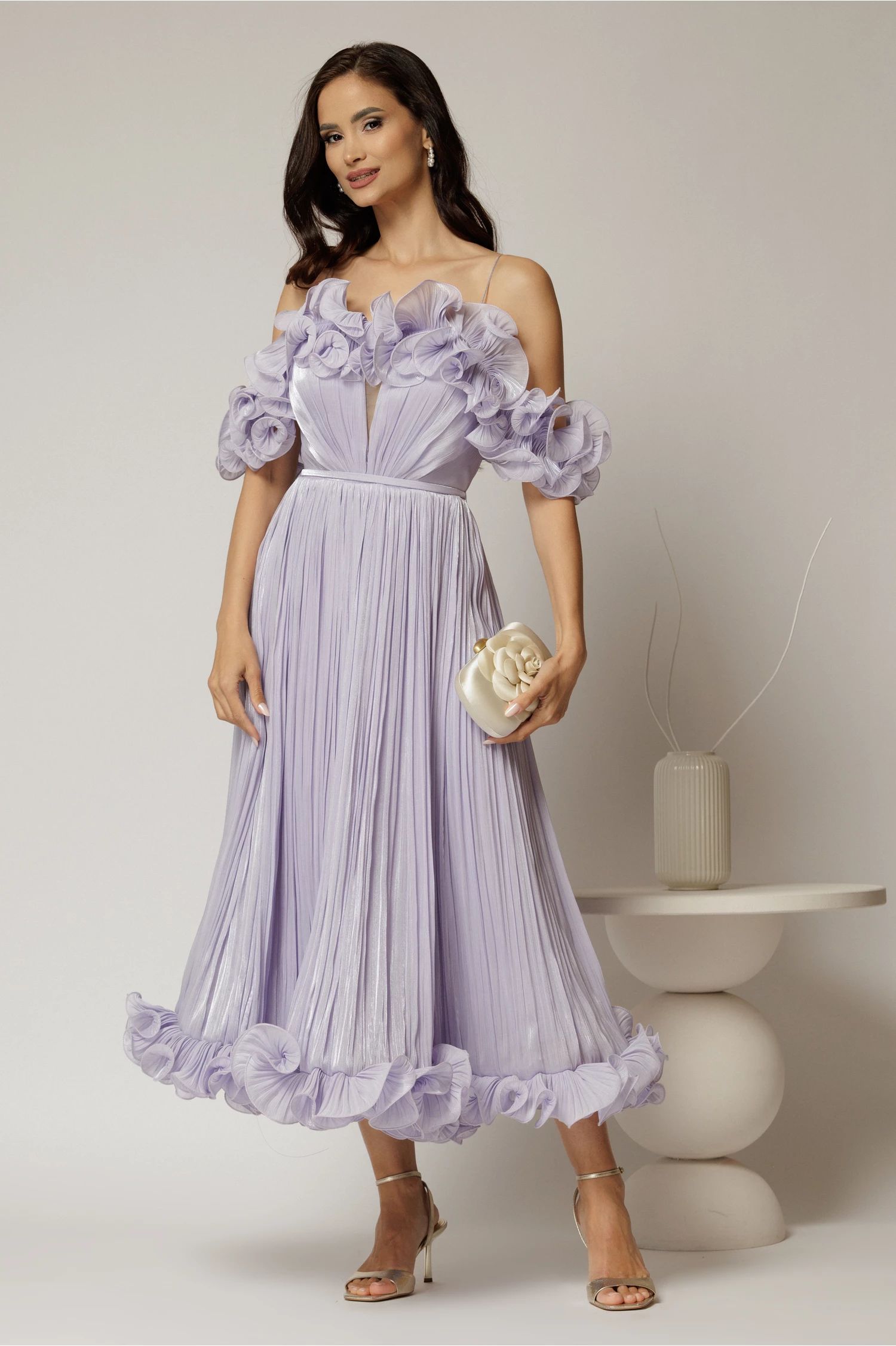 Rochie midi lila in clos din voal satinat cu volanase la bust si la baza