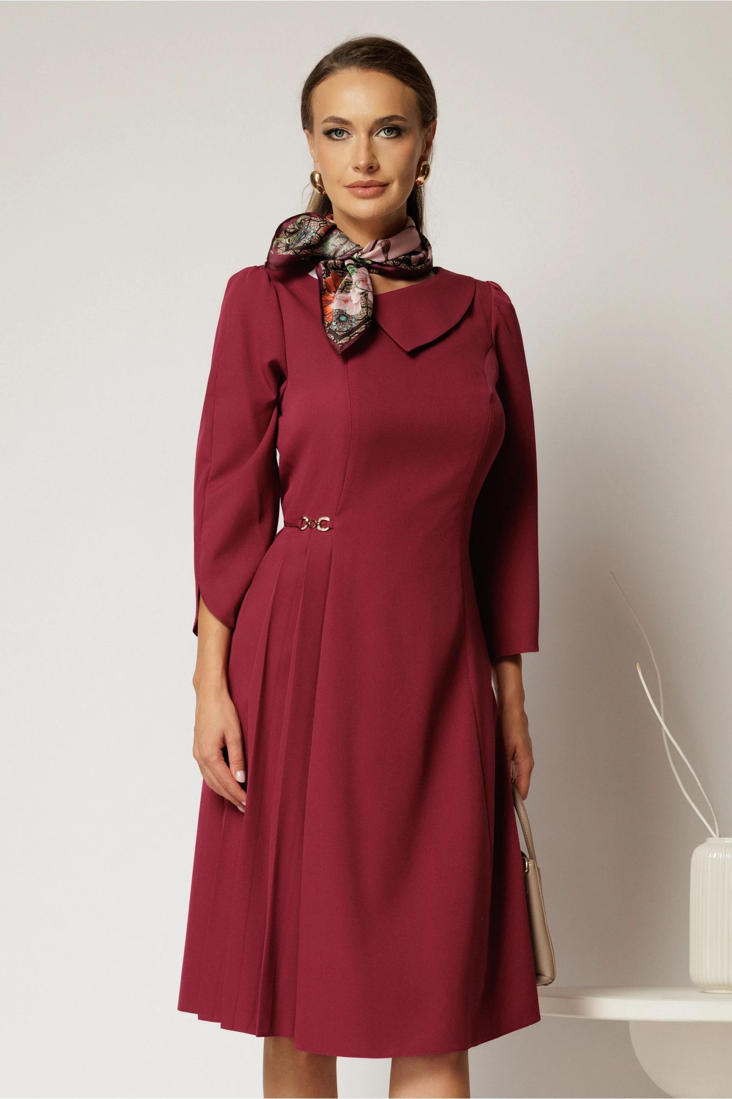 Rochie midi magenta cu croi tip A si pense pe fusta