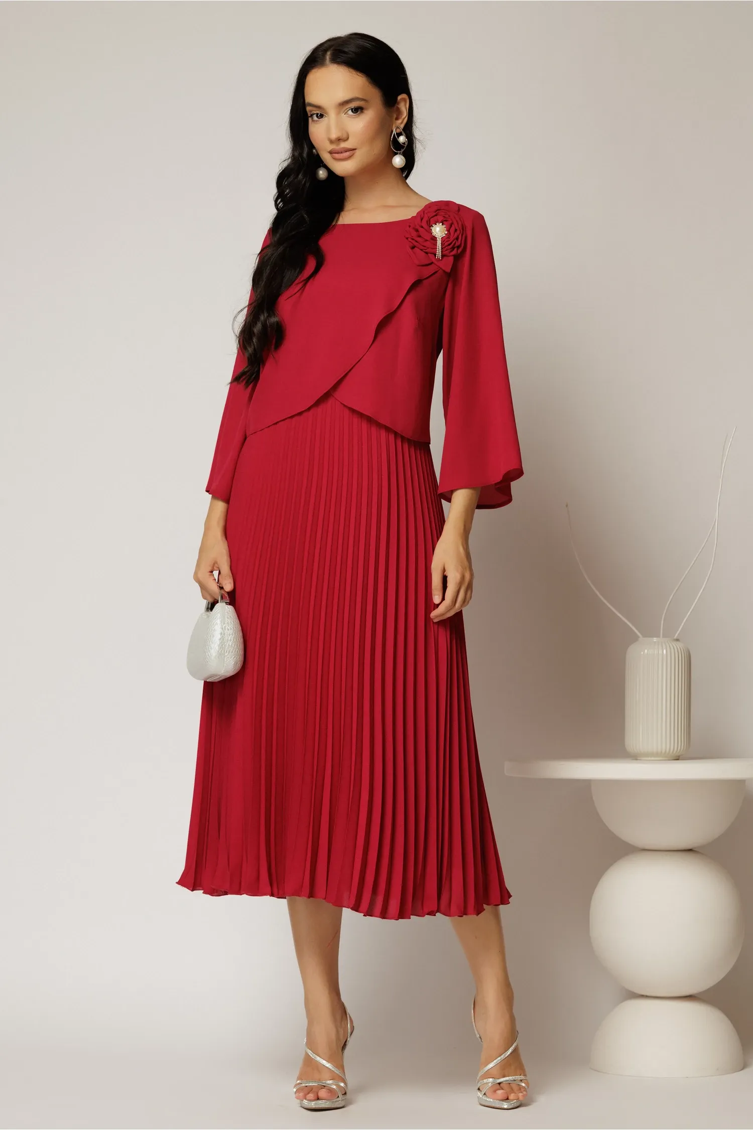 Rochie midi magenta de ocazie cu fusta clos plisata si detaliu la bust 3