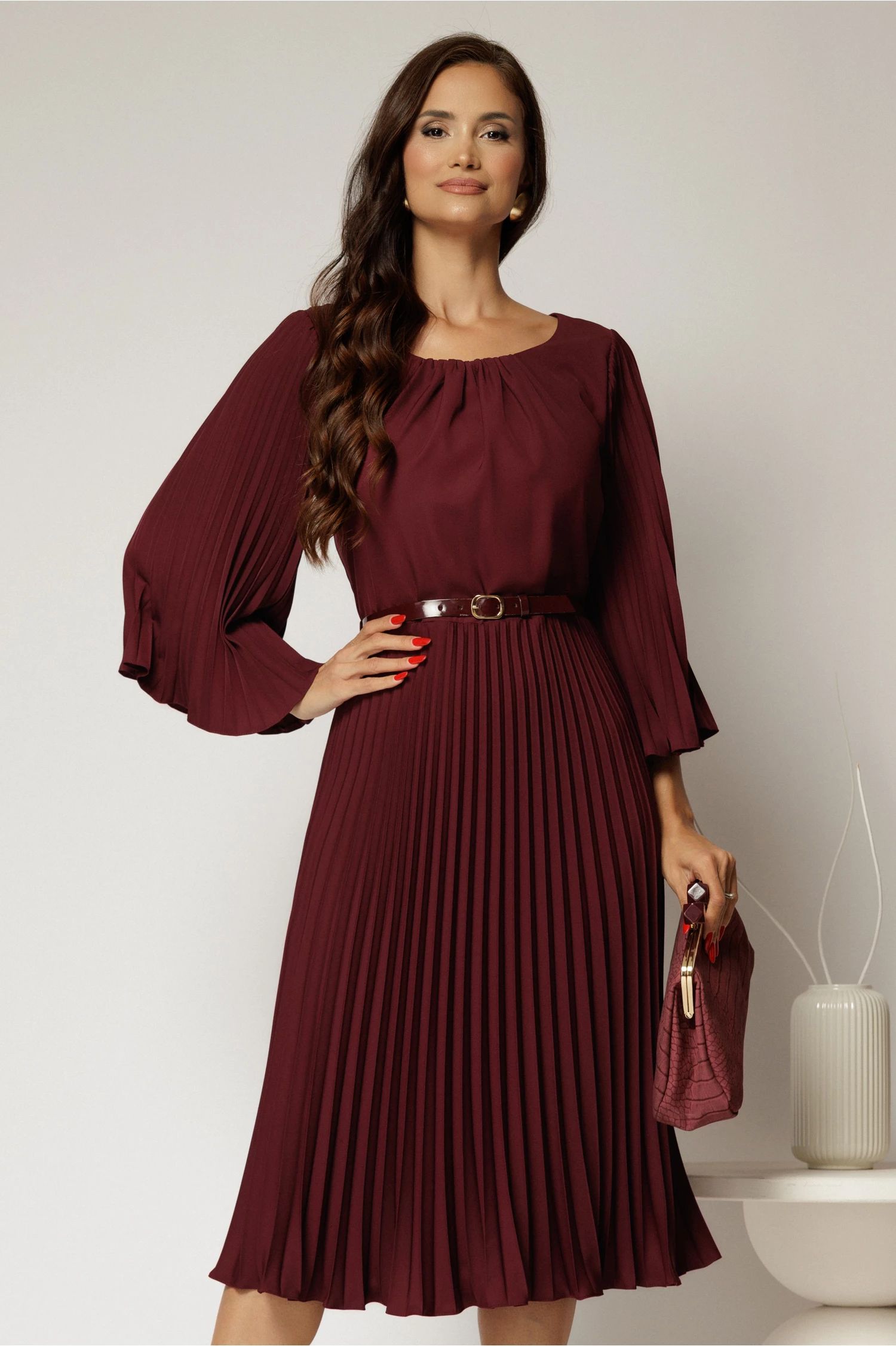 Rochie midi magenta plisata cu croi clos si decolteu rotund cu pliuri