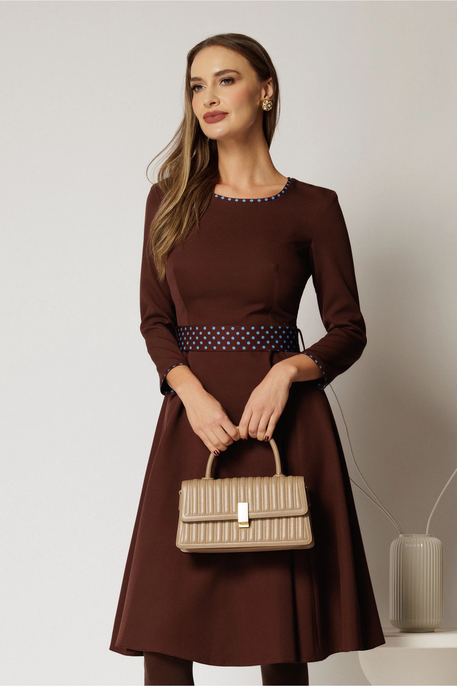 Rochie midi maro cu buline mici bleu pe cordon