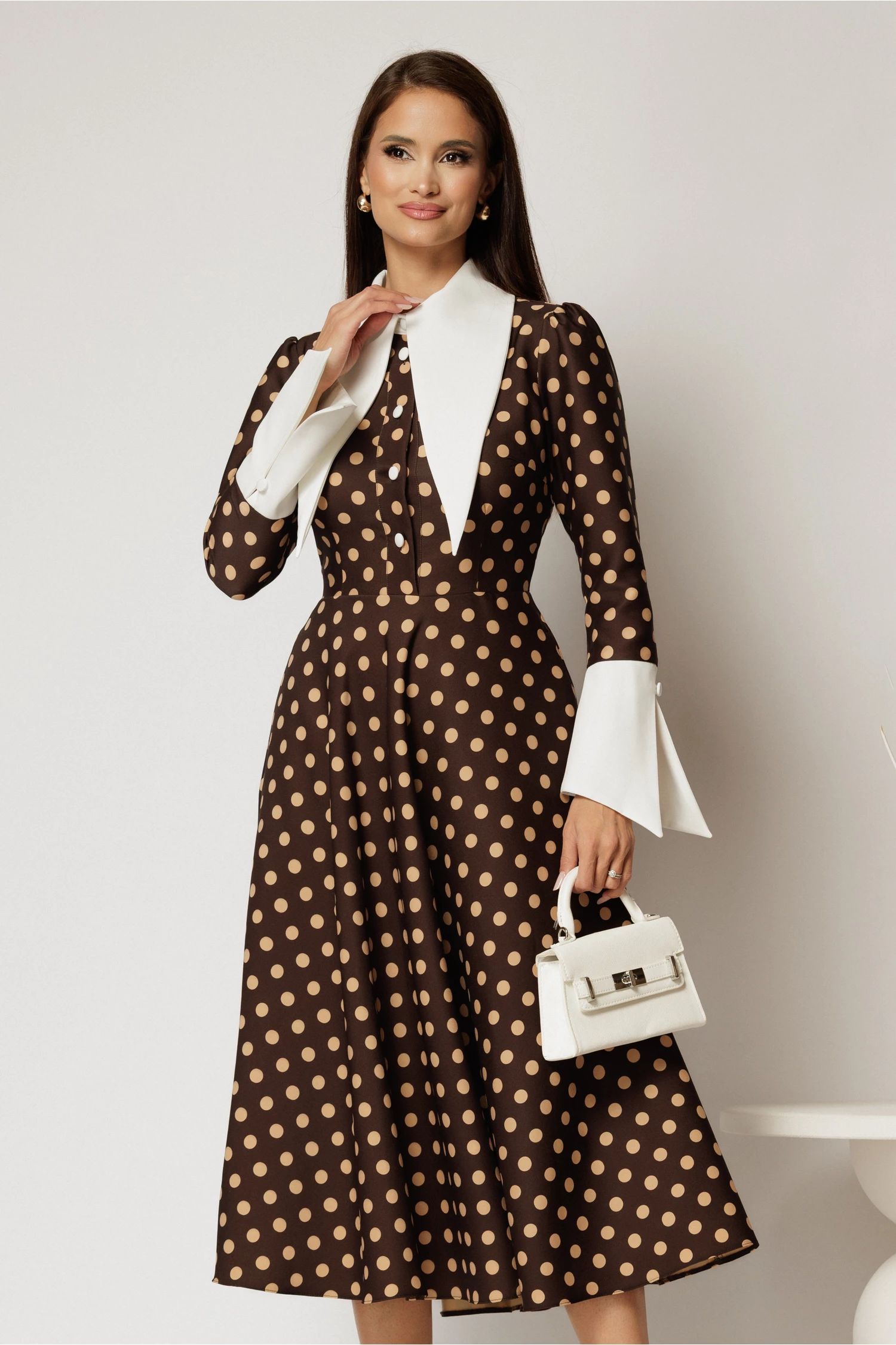 Rochie midi maro cu buline si guler ascutit