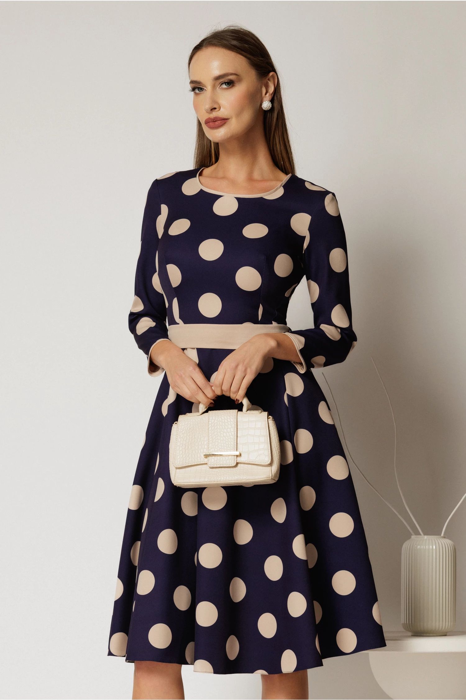 Rochie midi mov cu cordon si buline mari bej
