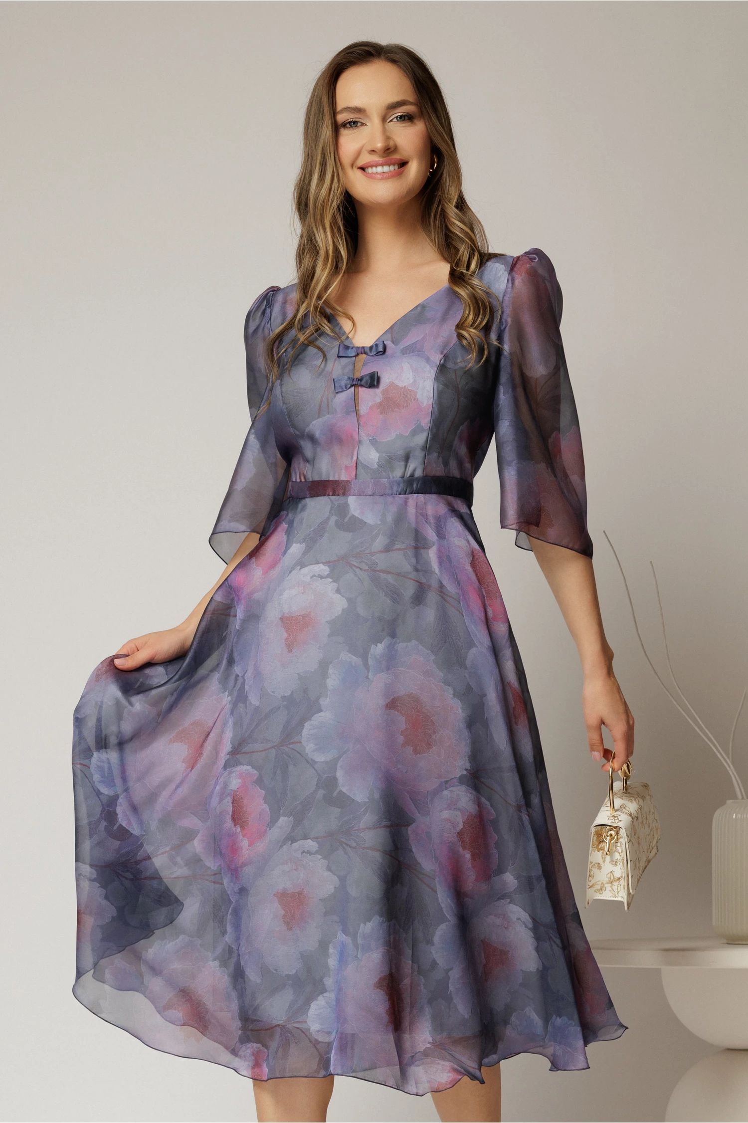 Rochie midi mov cu imprimeuri si fundite pe bust