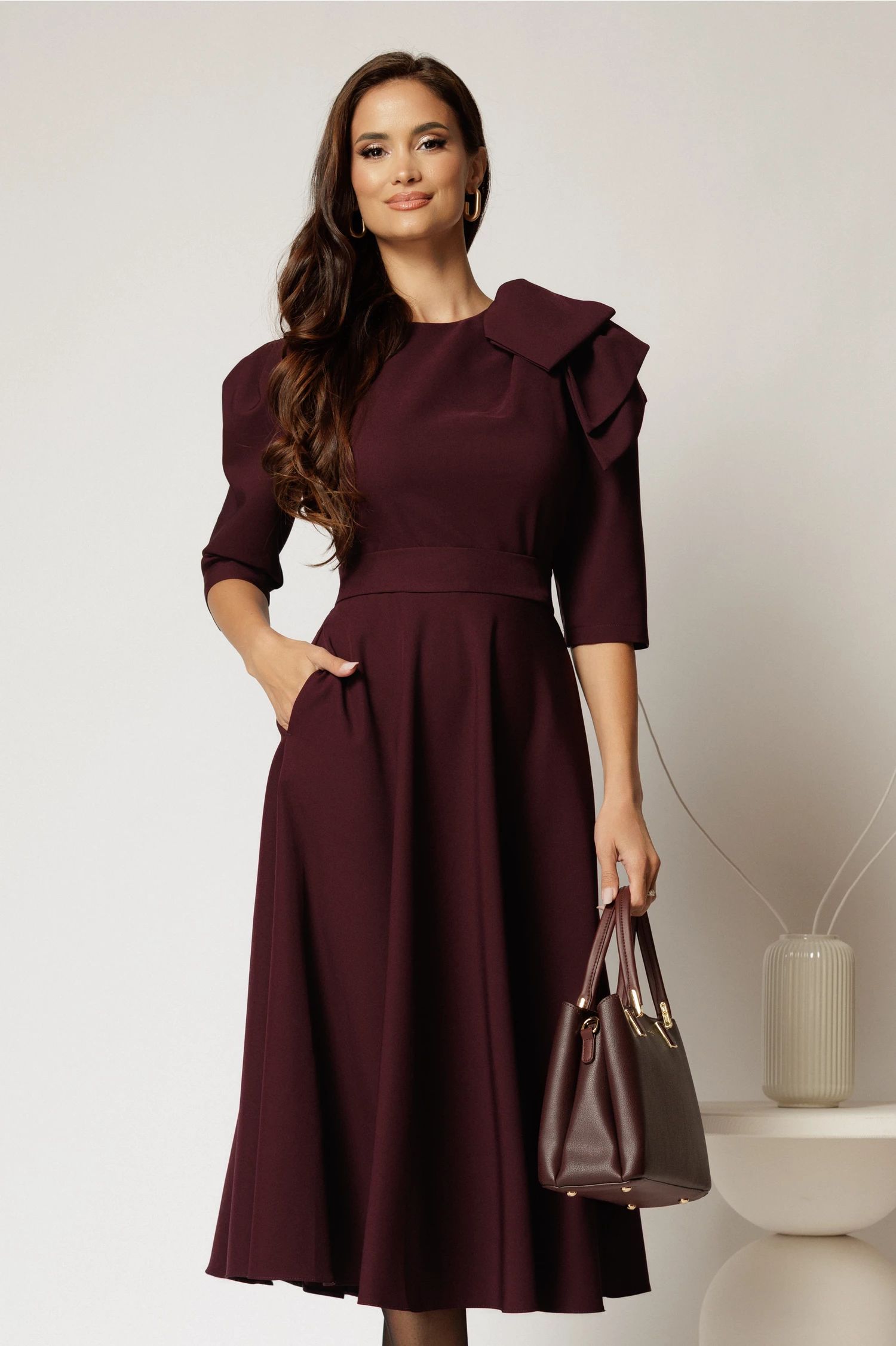 Rochie midi mov pruna clos cu funda ampla pe umar si cordon detasabil
