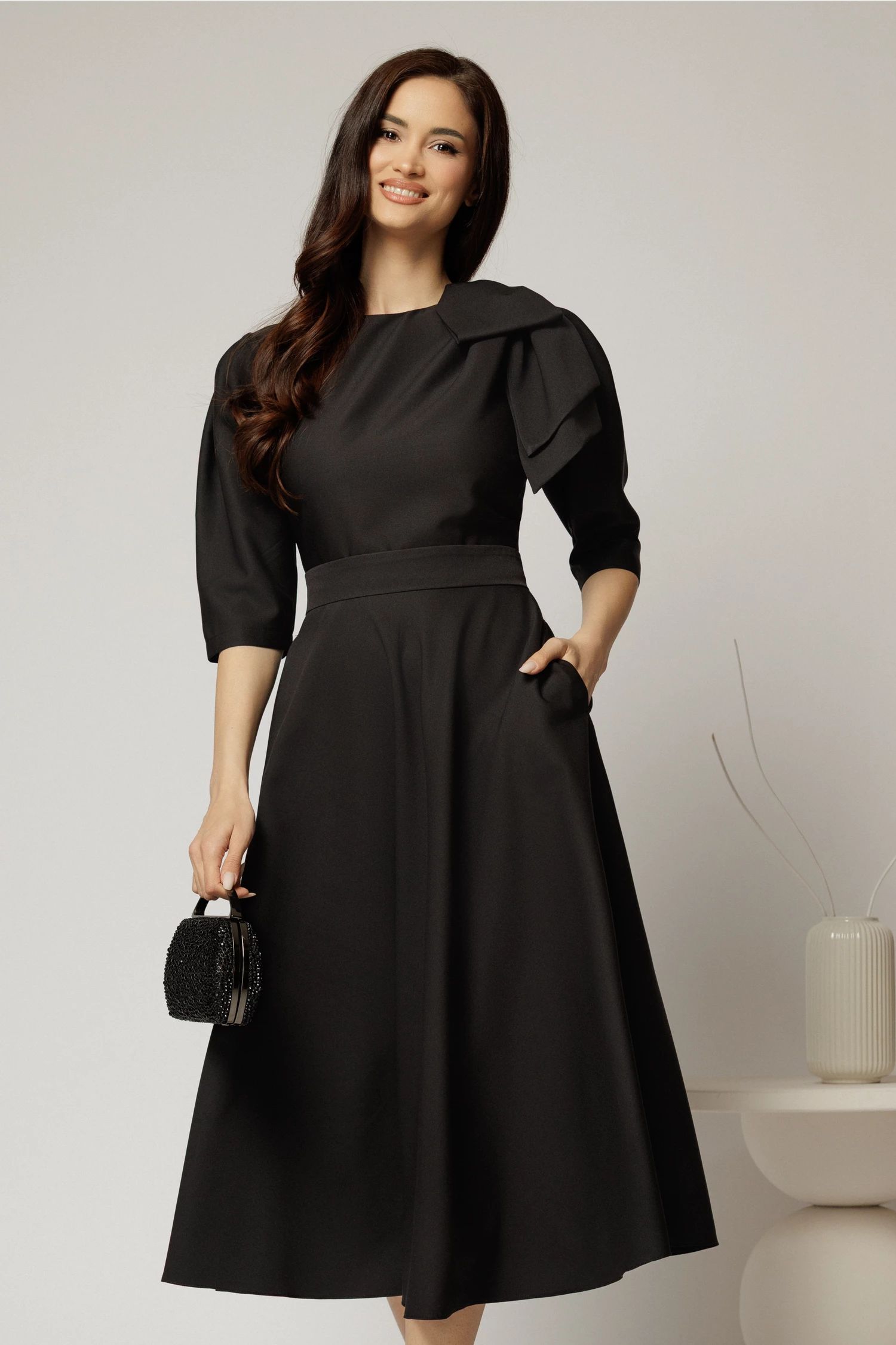 Rochie midi neagra clos cu funda ampla pe umar si cordon detasabil