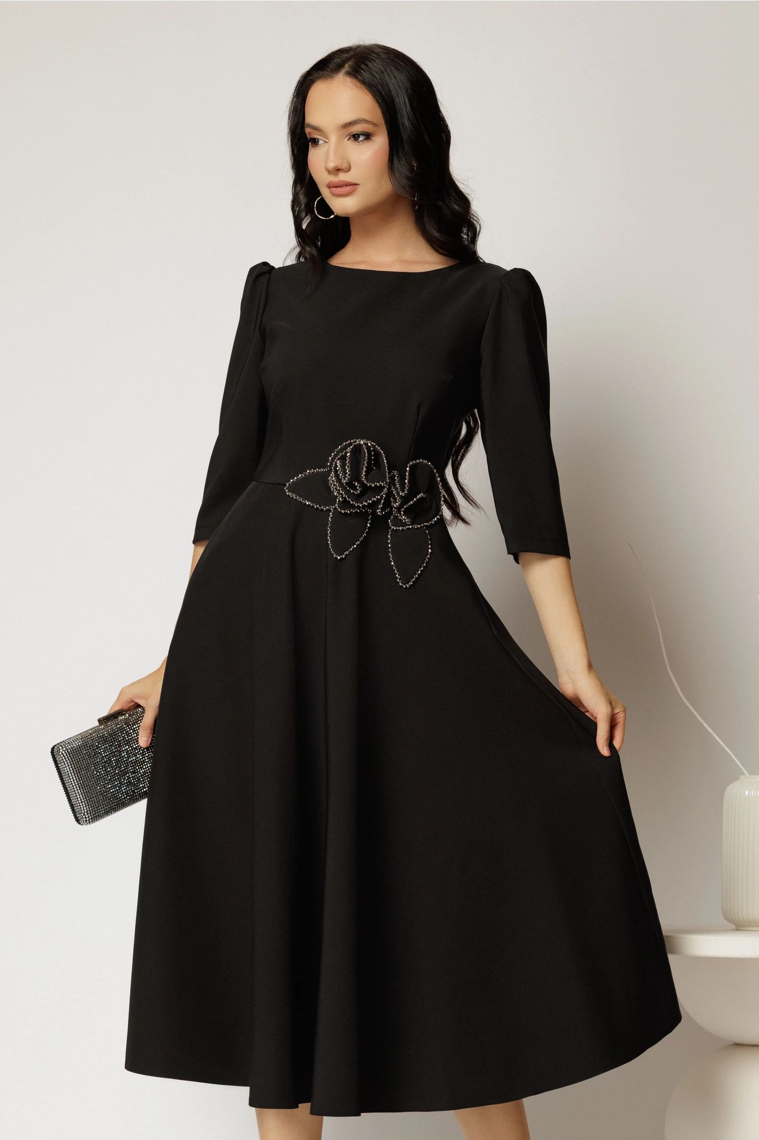 Rochie midi neagra clos de ocazie cu floare si detalii