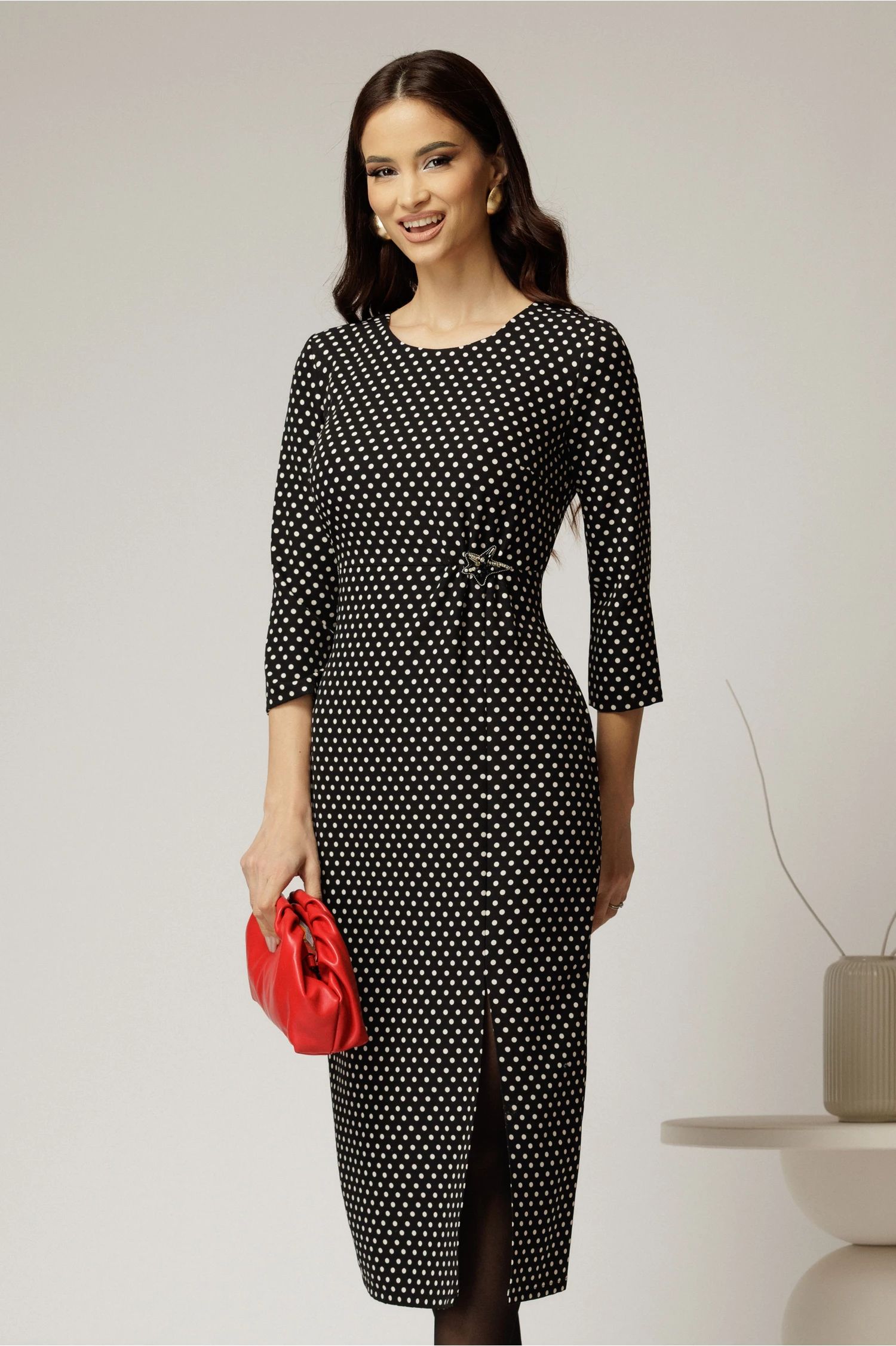 Rochie midi neagra cu buline albe si detaliu pe talie