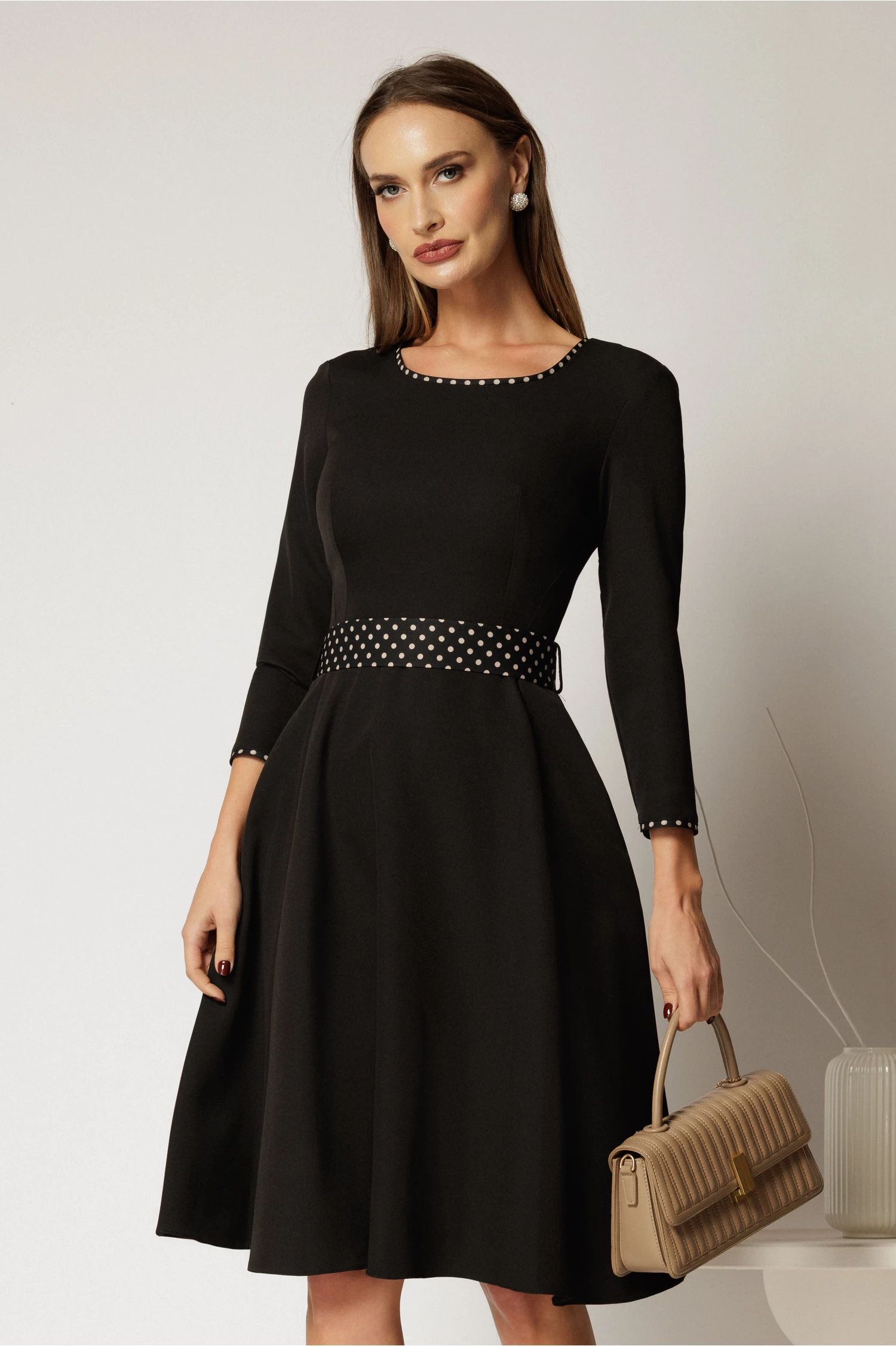 Rochie midi neagra cu buline mici bej pe cordon