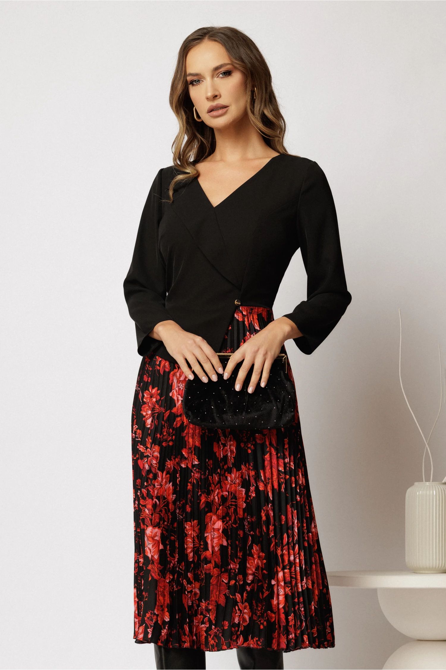 Rochie midi neagra cu decolteu V si fusta plisata cu imprimeuri
