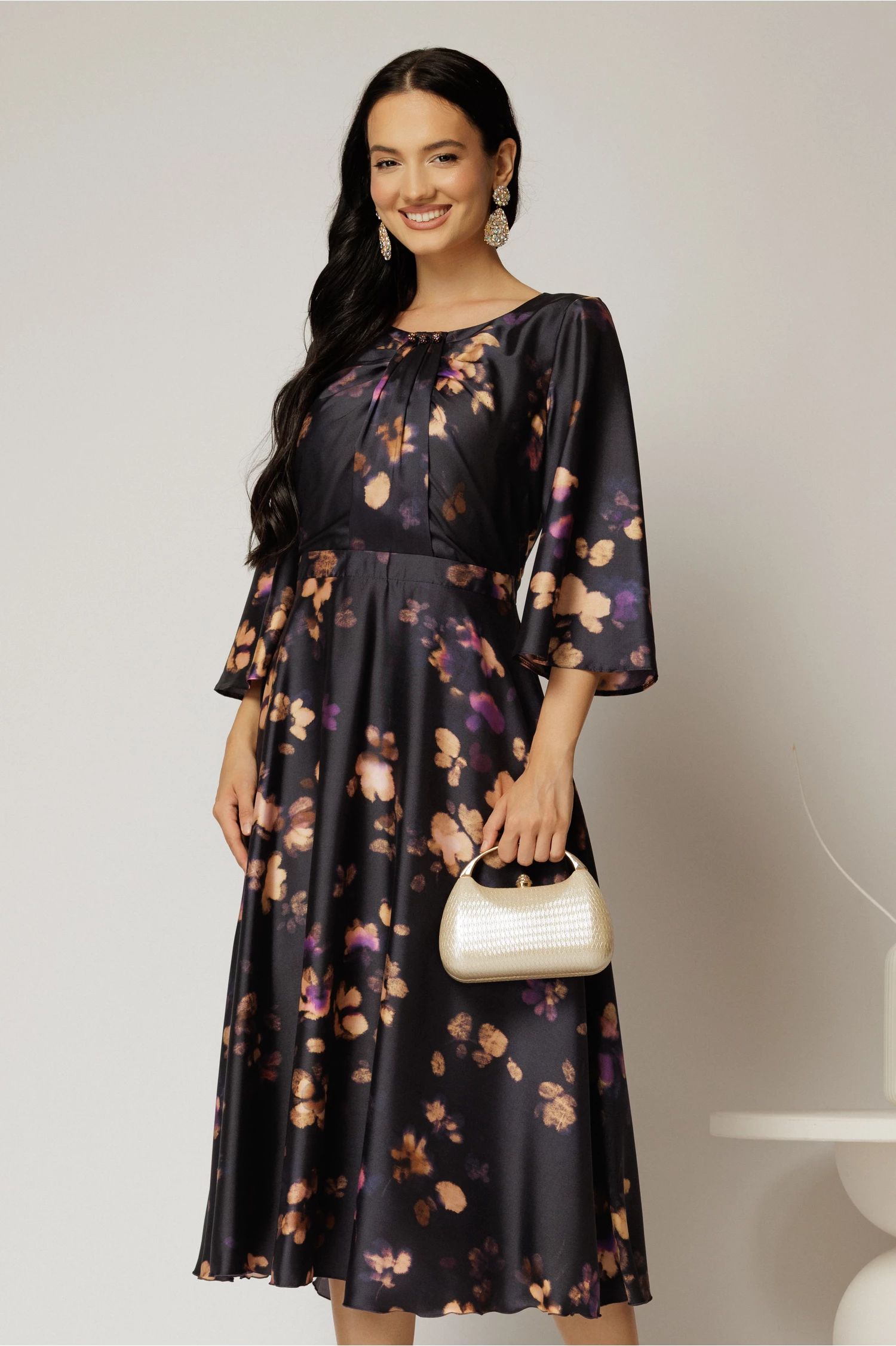 Rochie midi neagra cu imprimeuri mov si detalii la bust