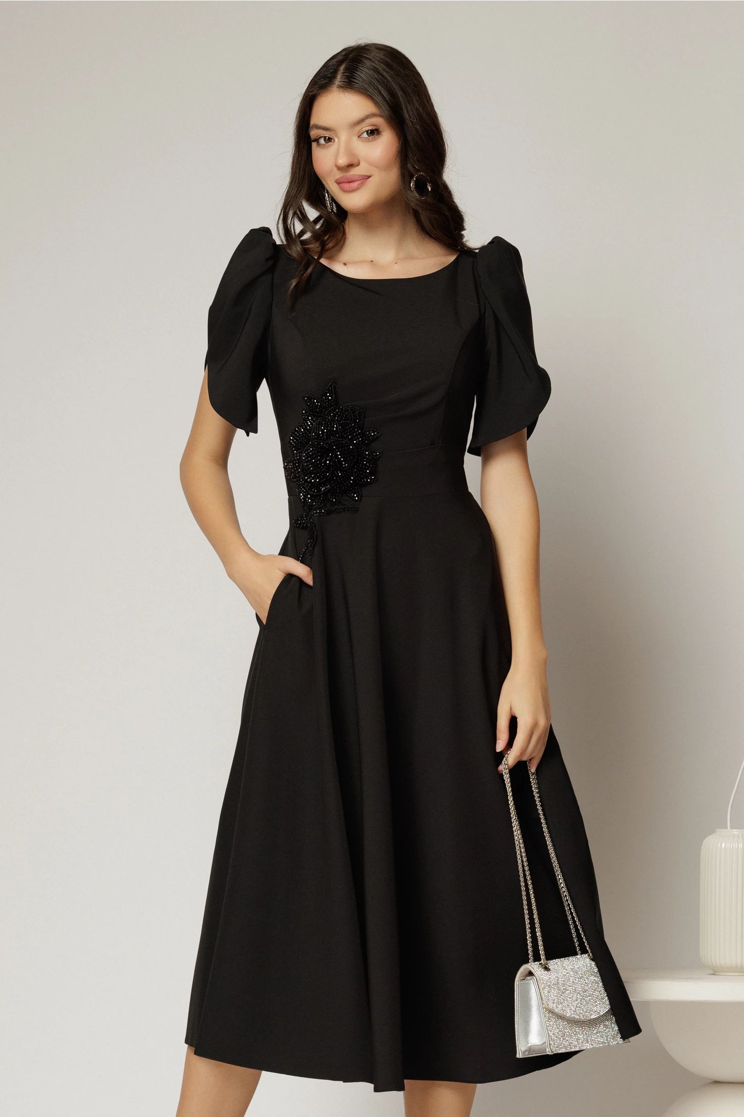 Rochie midi neagra de ocazie cu aplicatie in talie cu margele si maneci decupate