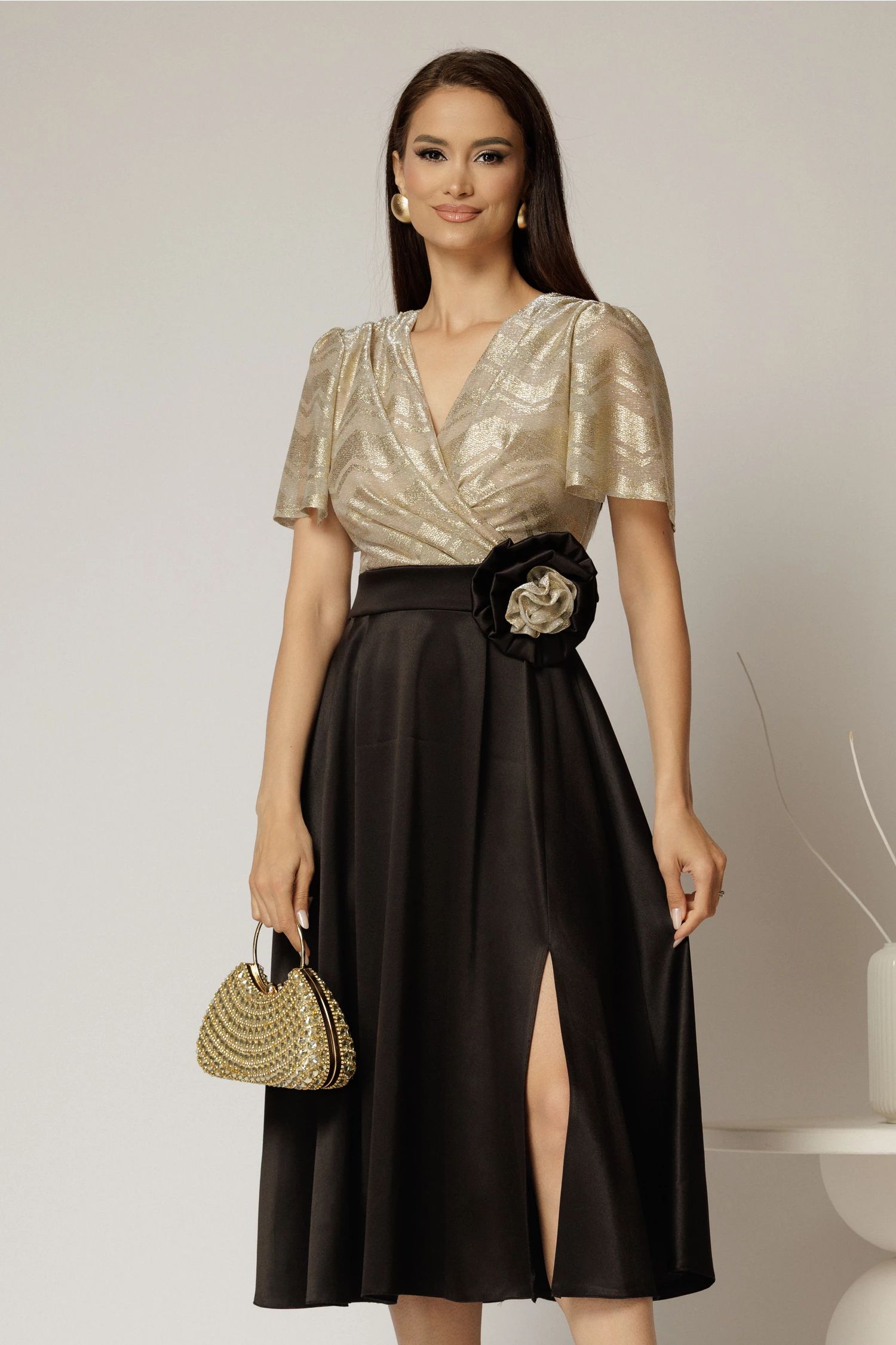 Rochie midi neagra de ocazie cu bust auriu si brosa detasabila in talie