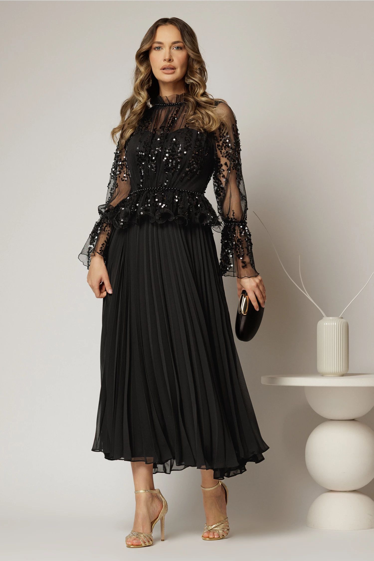 Rochie midi neagra de seara din voal plisat cu perle si paiete