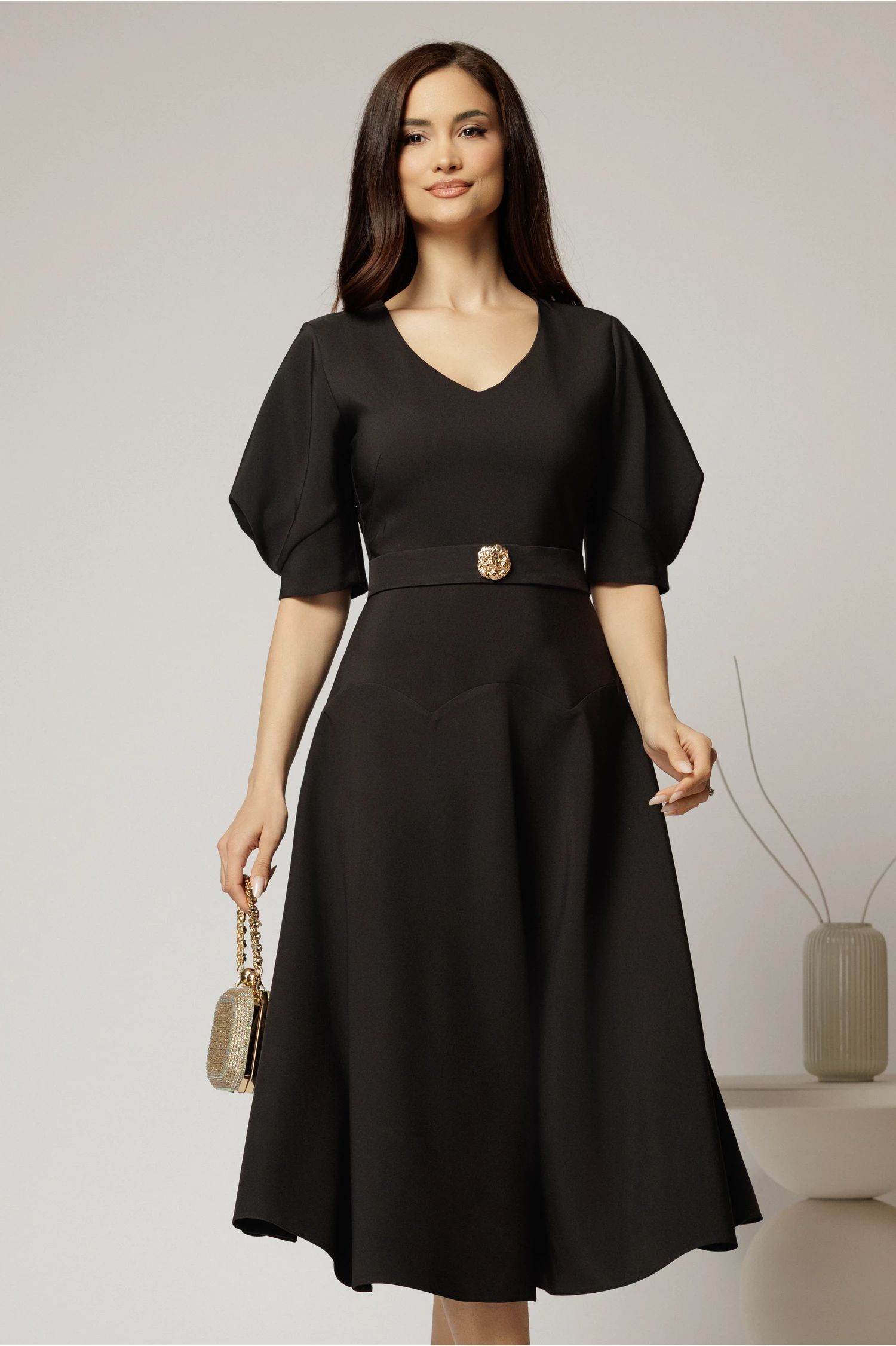 Rochie midi neagra eleganta cu fusta clos, decolteu adanc in V si maneci bufante