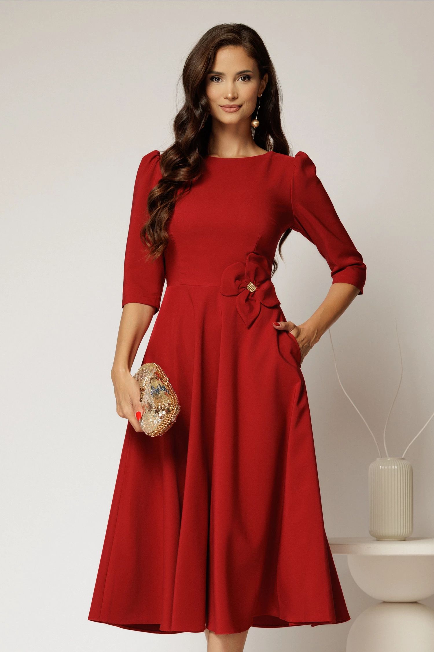 Rochie midi rosie din stofa in clos cu floare in talie