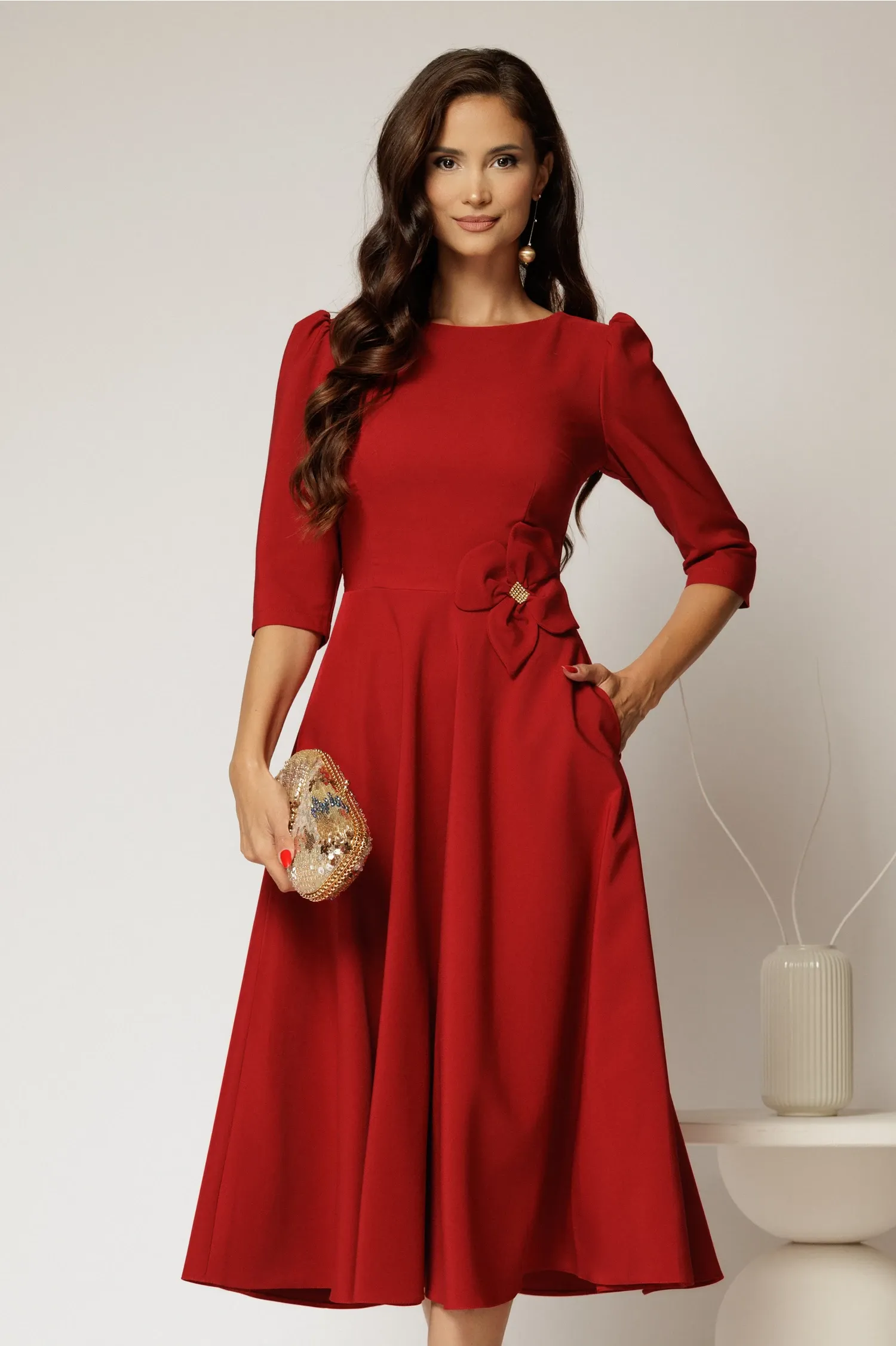 Rochie midi rosie din stofa in clos cu floare in talie 1