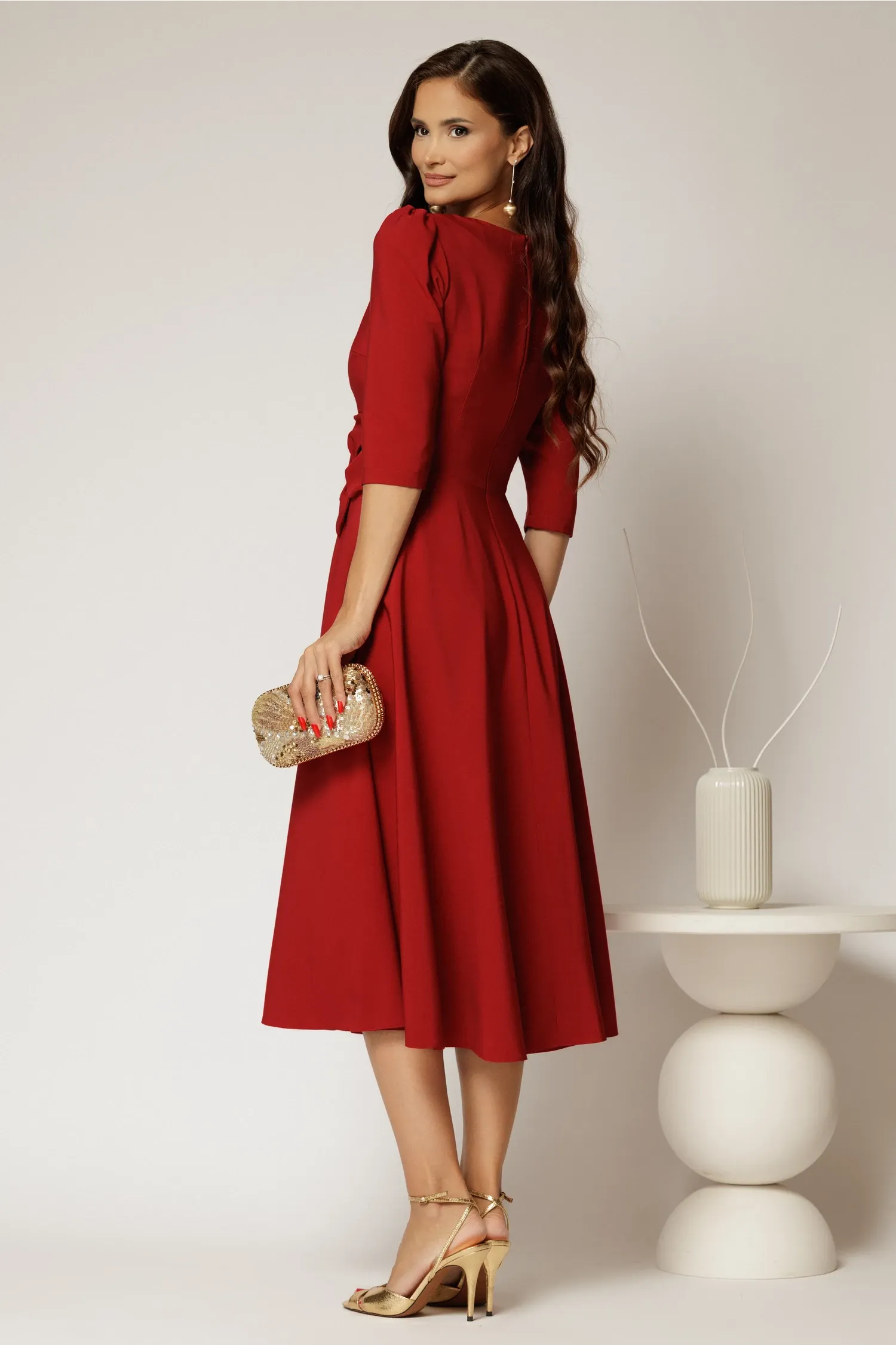 Rochie midi rosie din stofa in clos cu floare in talie 2