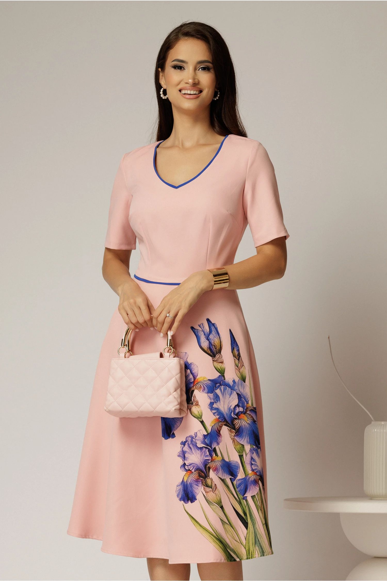Rochie midi roz clos cu imprimeu indiggo si decolteu in V