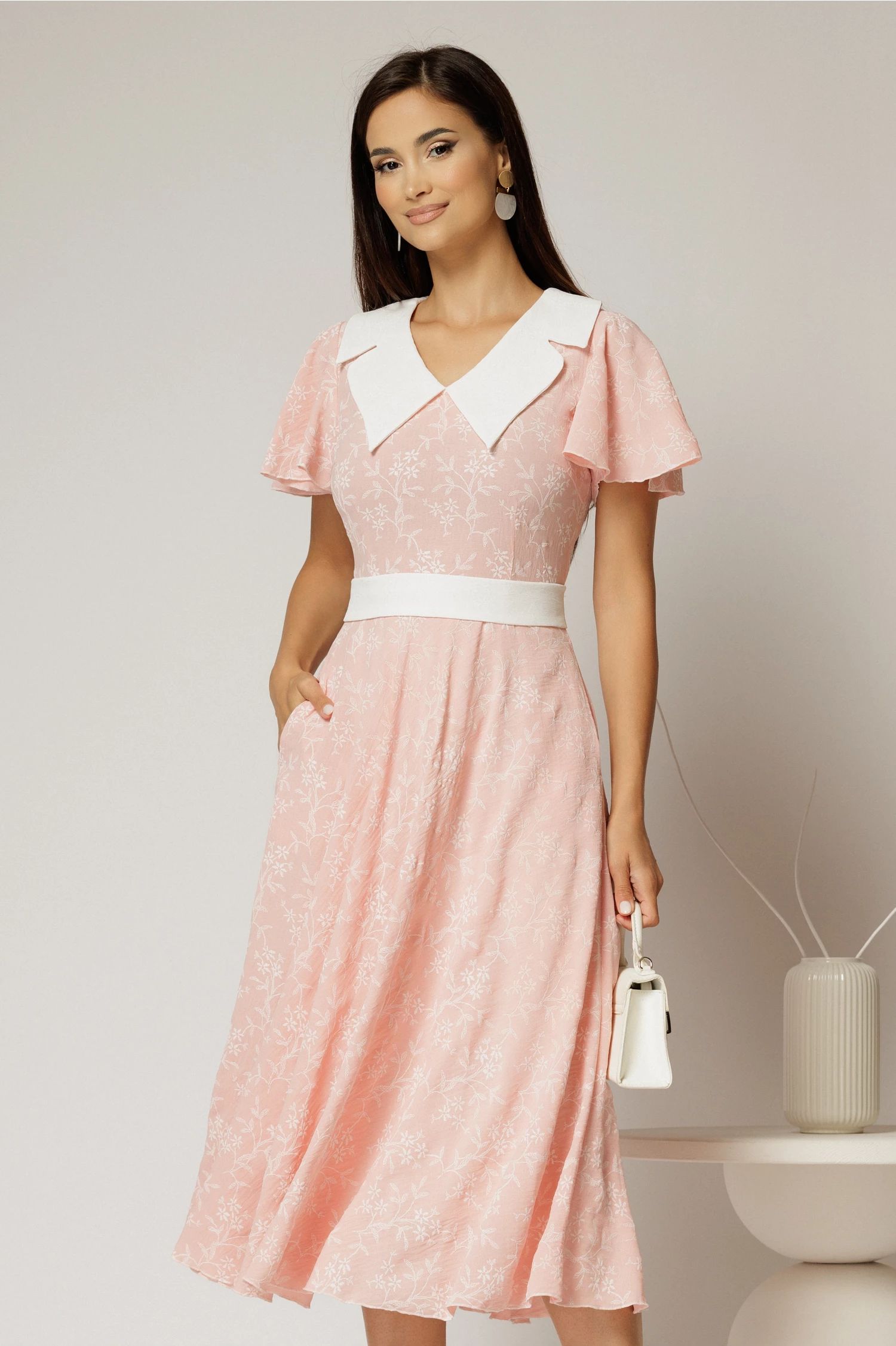 Rochie midi roz cu floricele brodate si guler alb