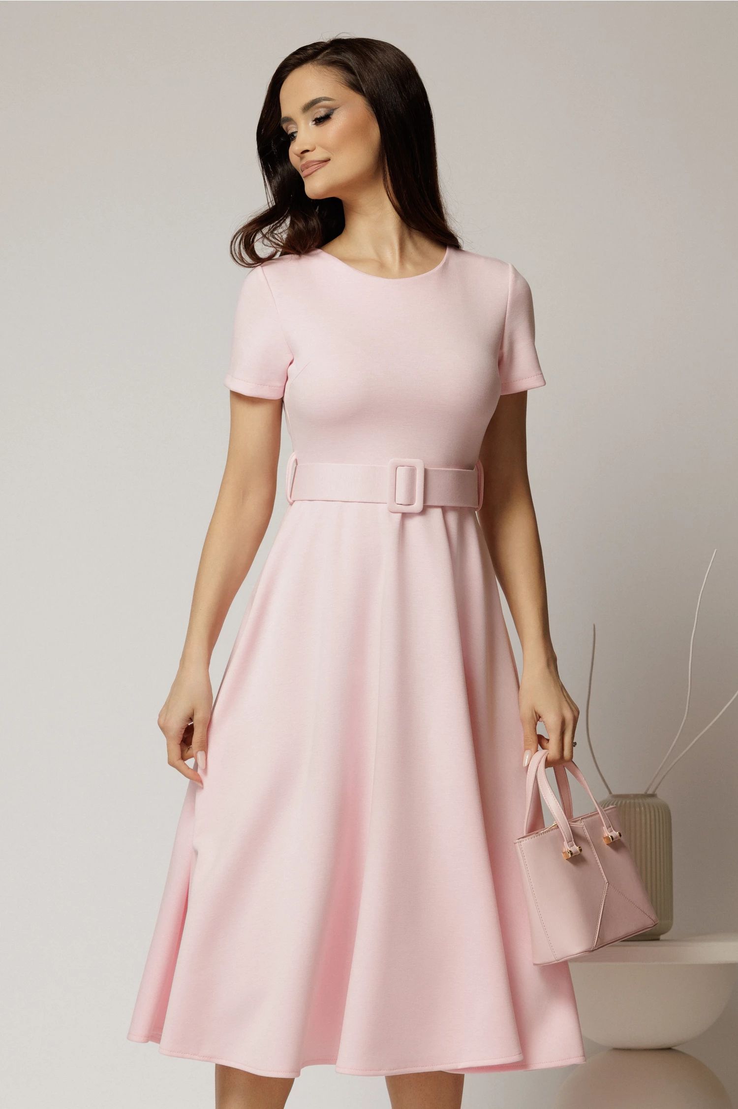 Rochie midi roz cu maneca scurta si curea in talie cu adaos de viscoza
