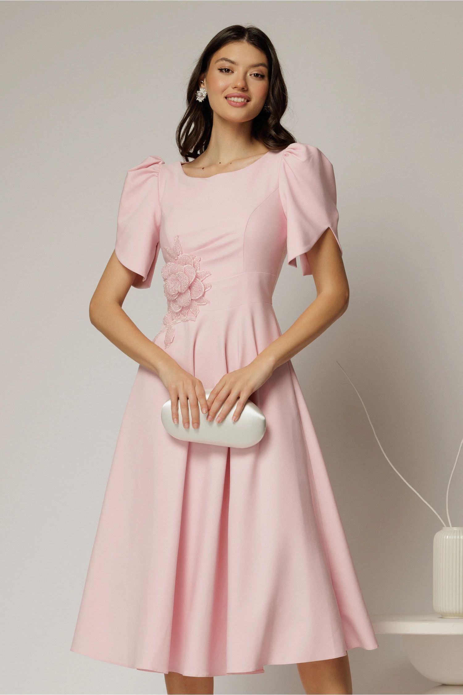 Rochie midi roz de ocazie cu aplicatie in talie cu margele si maneci decupate