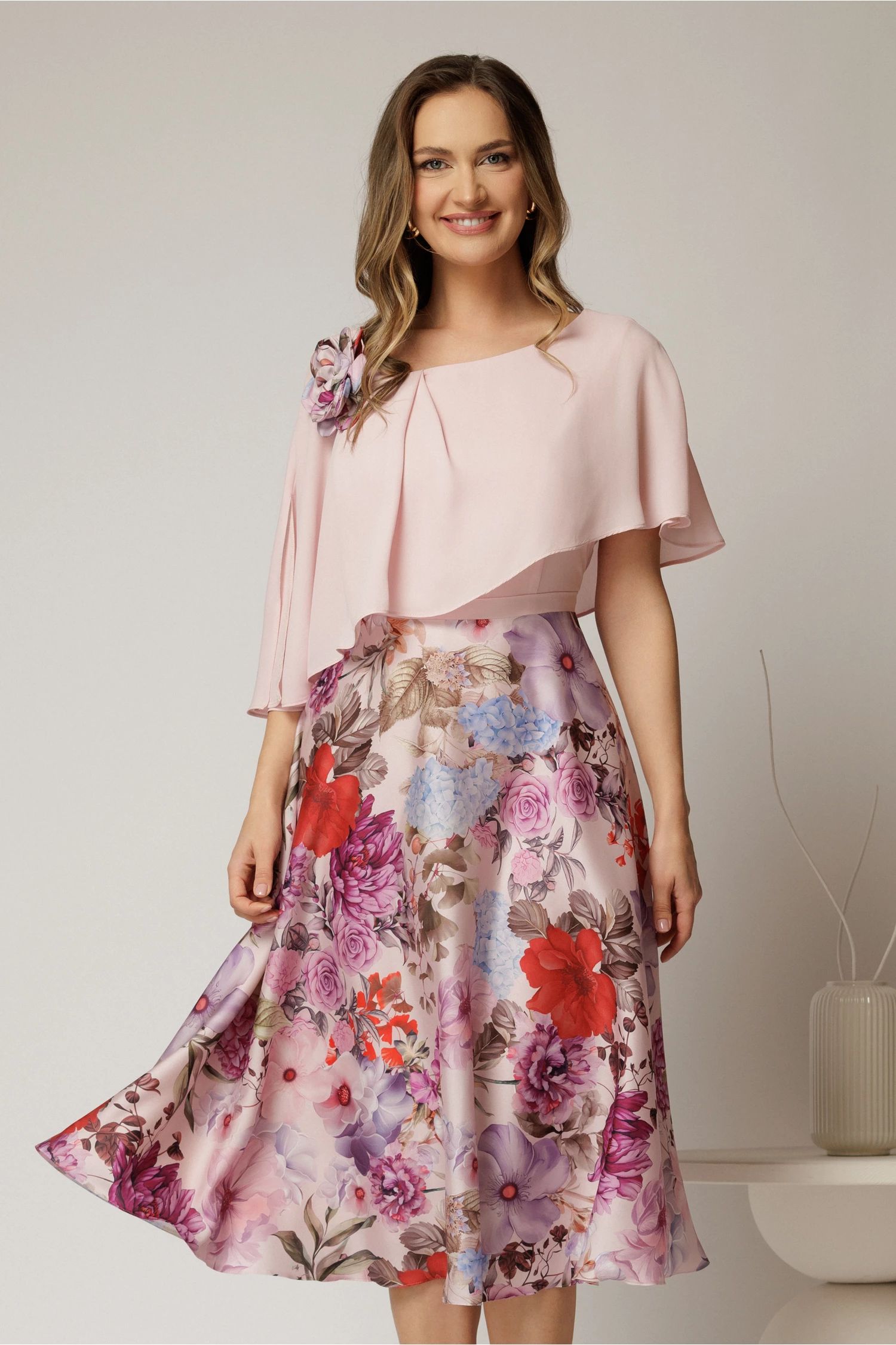 Rochie midi roz de ocazie cu imprimeuri florale pe fusta