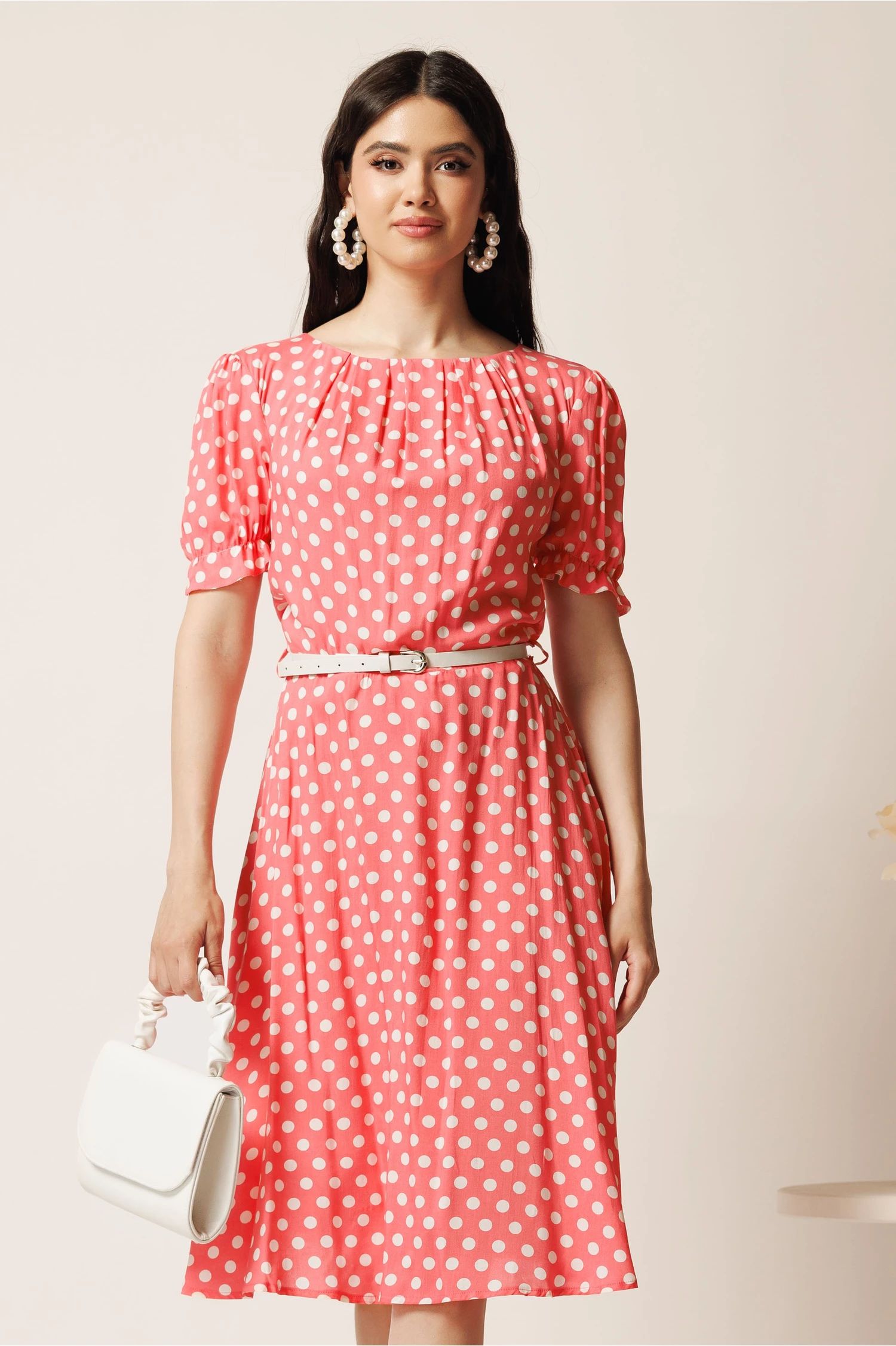 Rochie midi roz din viscoza in clos cu buline si curea in talie