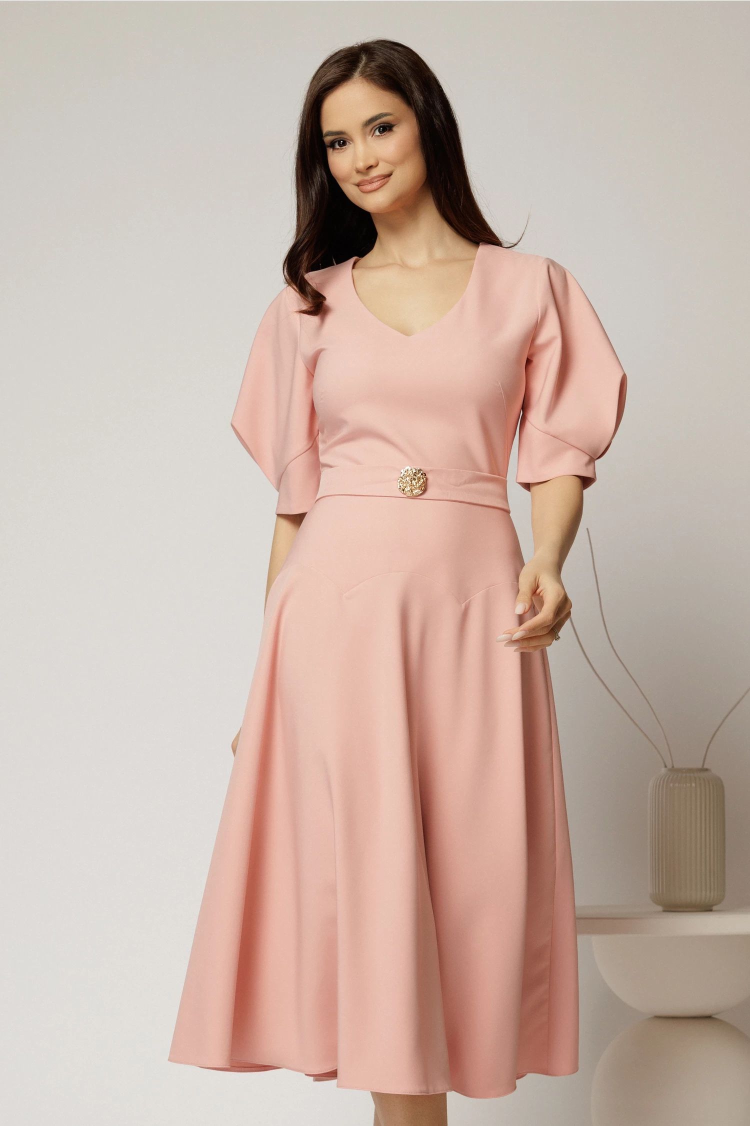 Rochie midi roz eleganta cu fusta clos, decolteu adanc in V si maneci bufante